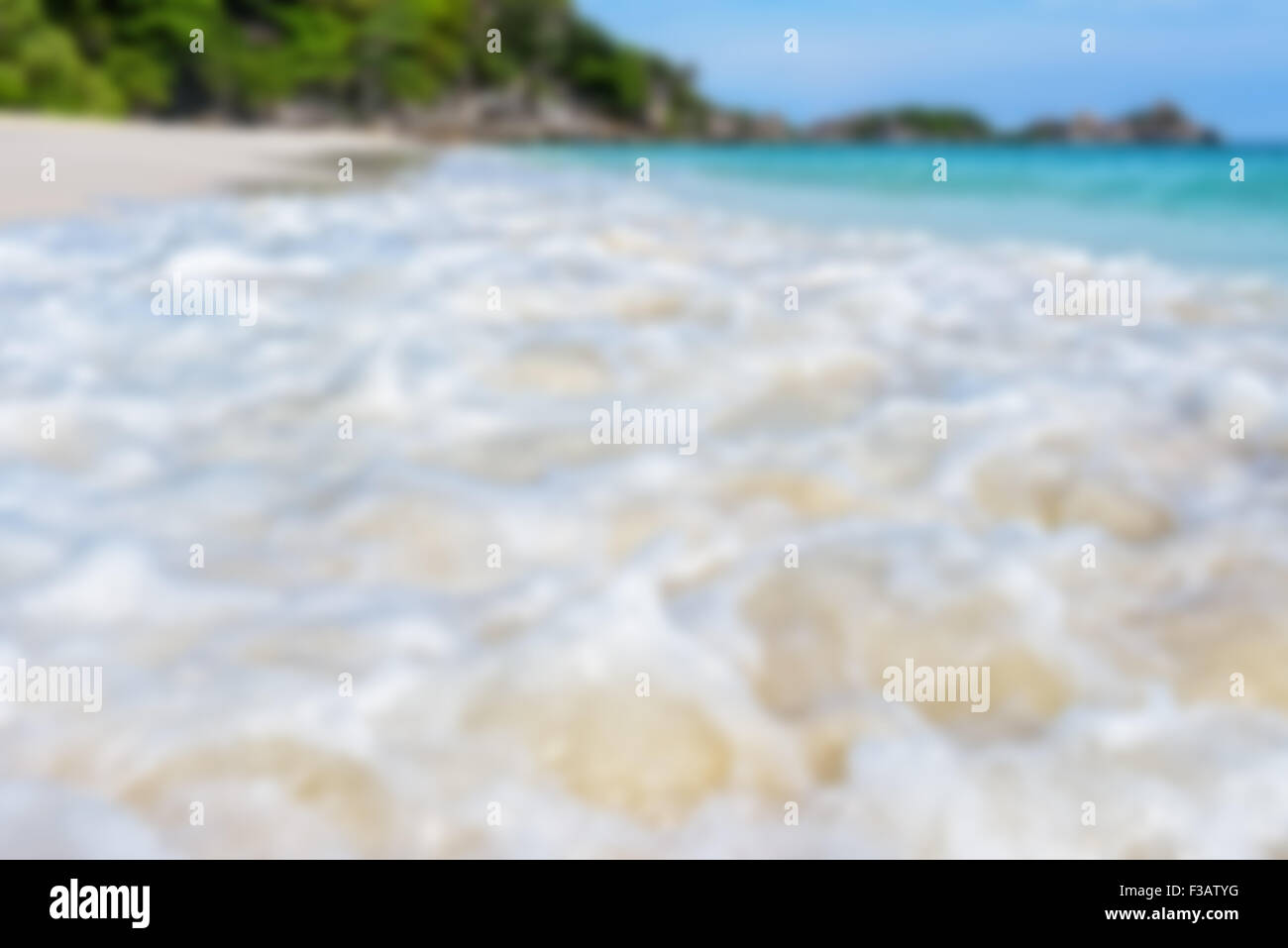Verschwommene Foto Hintergrund, schöne Landschaft blaue Meer und weißen Wellen am Strand im Sommer auf der Insel Koh Miang, Stockfoto
