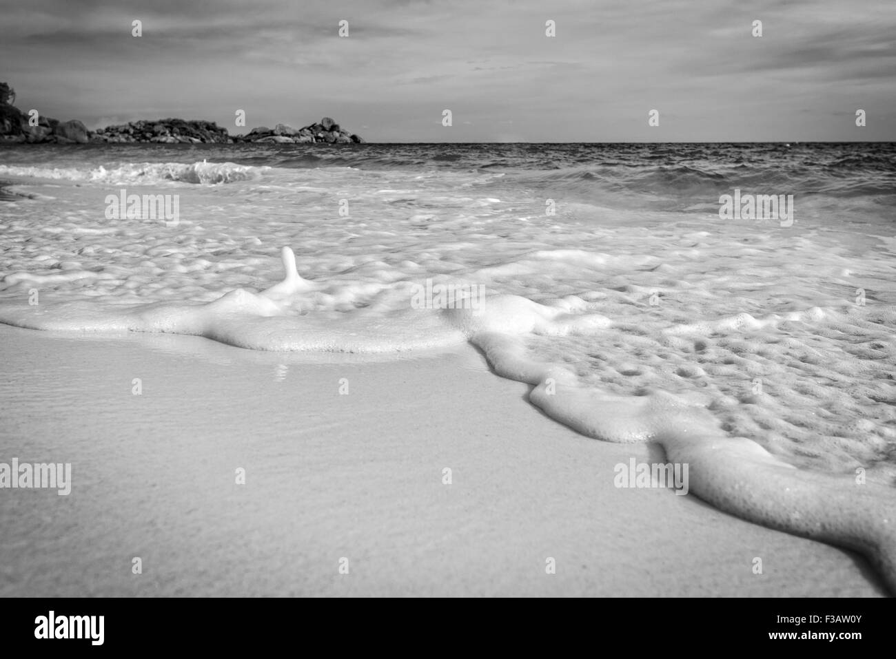 Schwarz / weiß Stil, wunderschöne Landschaft Meer, Sand und Wellen am Strand im Sommer auf der Insel Koh Miang in Mu Ko Similan Stockfoto