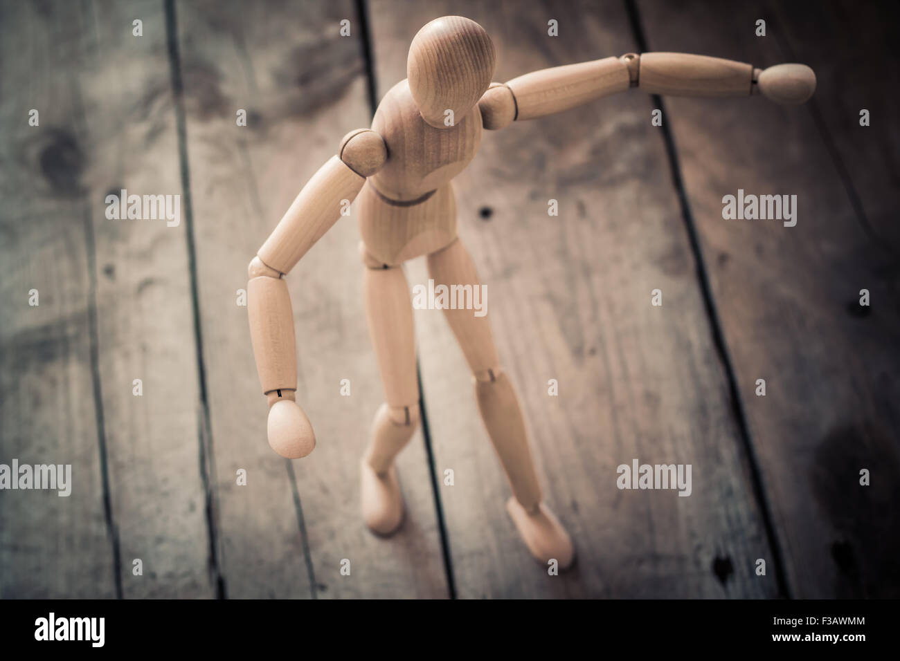 Holz Figur stehend auf einem alten Holztisch. Stockfoto