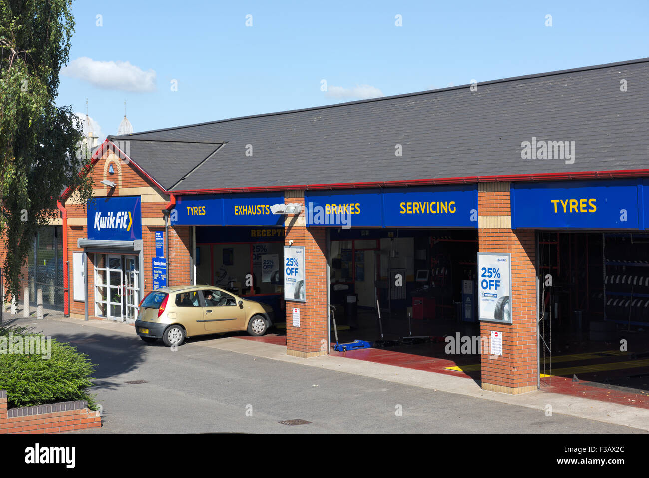 Kwikfit garage Stockfoto