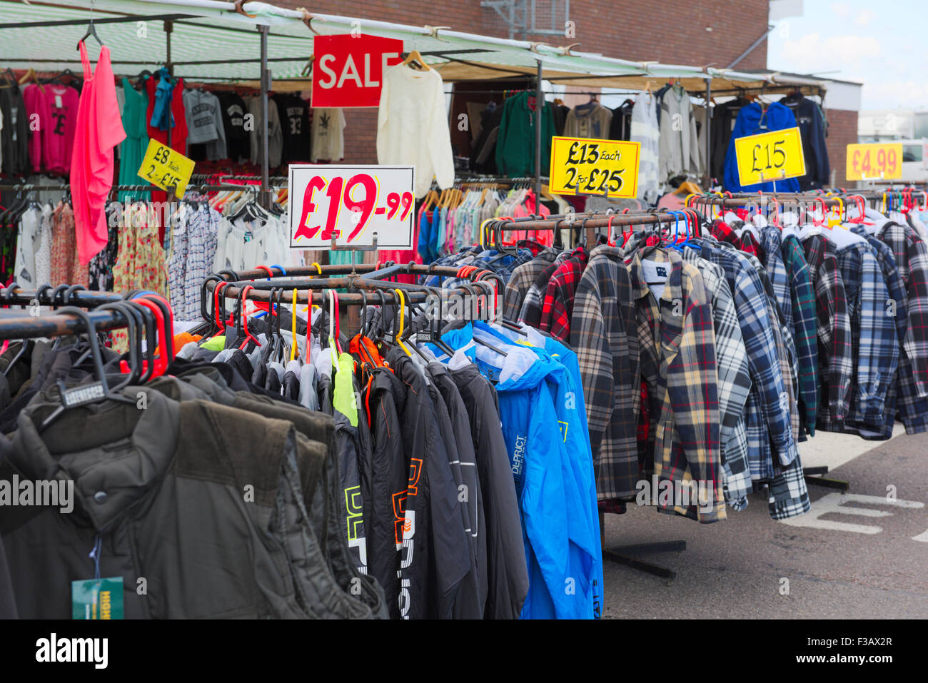 Kleidung zum Verkauf an einem Marktstand in Bristol, Großbritannien Stockfoto