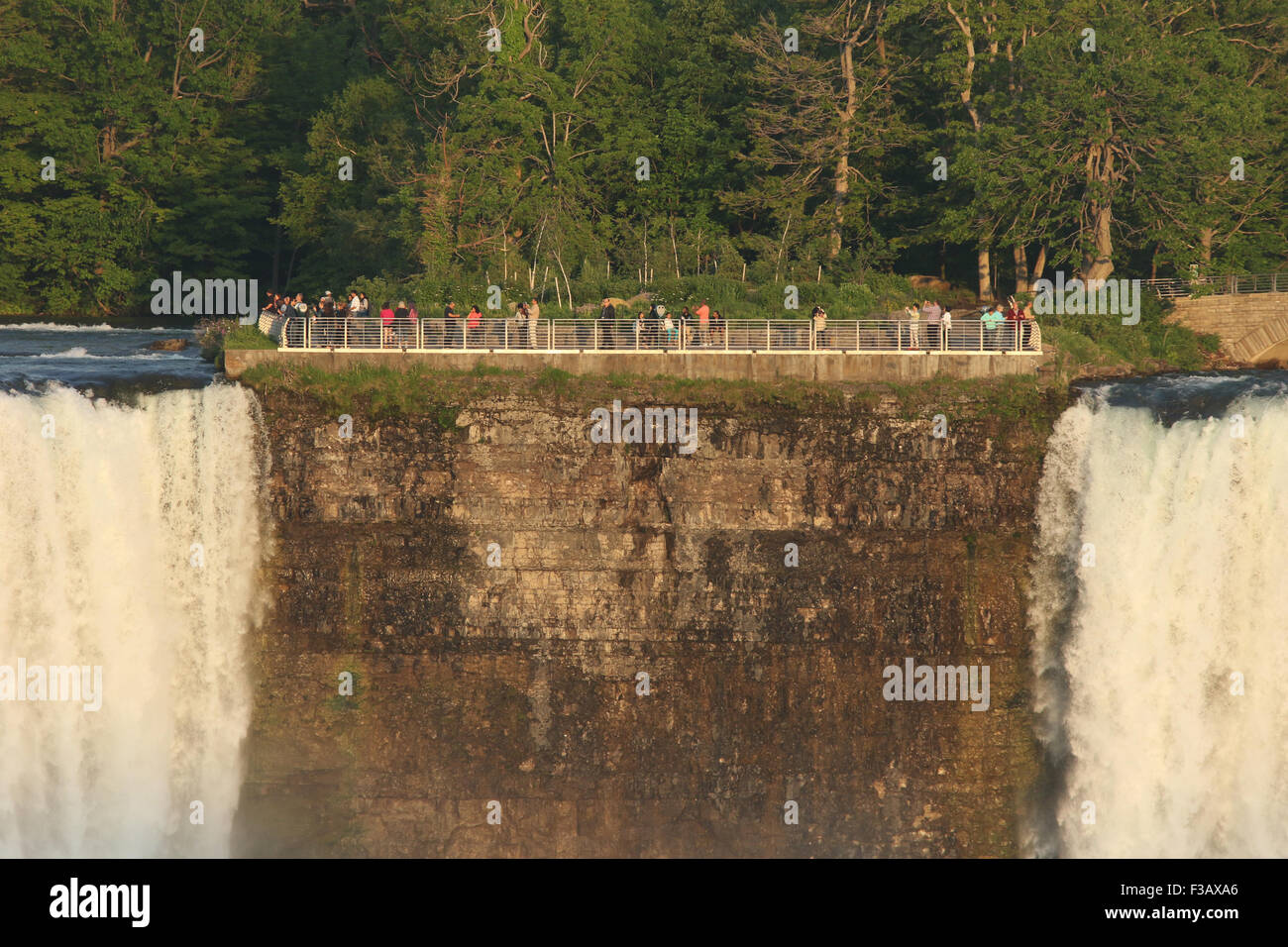 Touristen auf Luna Island. American Falls. Bridal Veil Falls. Niagara Falls, New York, USA. Blick von Niagara Falls, Ontario, Cana Stockfoto