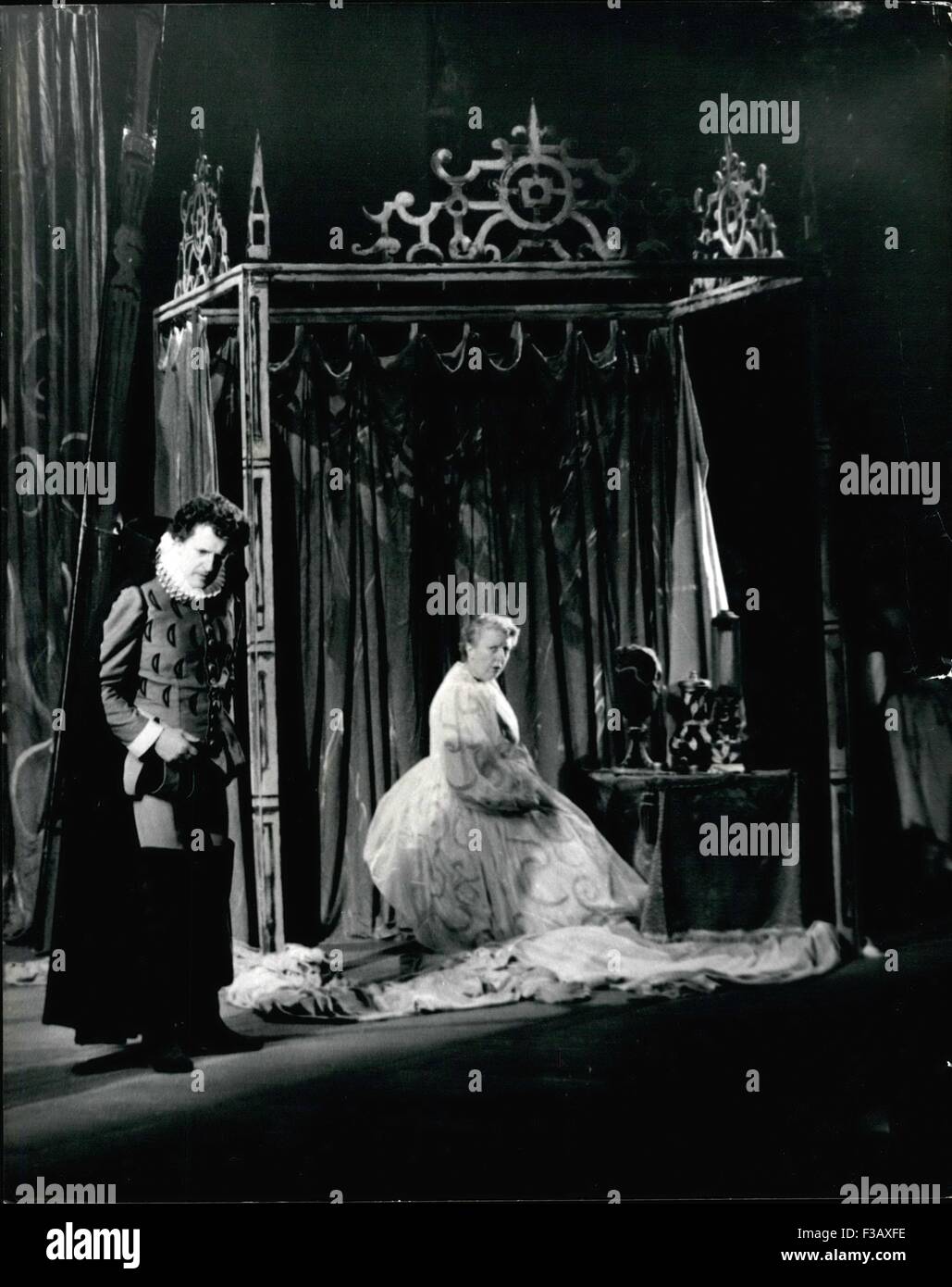 19. Dezember 1965 - '' Gloriana'' die Krönung Oper vor der Queen.: In einem brillant dekorierten und verpackten Covent Garden Opera House, HM The Queen sah die erste Aufführung von '' Gloriana'', die Oper, die Krönung zu feiern und den Umgang mit der zweiten Periode des Lebens der Königin Elizabeth ich. Die Musik stammt von Benjamin Britten und das Libretto von William Plomer. Von Joan Cross und der Essex von Peter Pears spielte die Rolle der Queen Elizabeth. Die Oper wurde von Basil Coleman und die schöne Landschaft und Kostüme sind von John Piper. Foto zeigt die dramatischere m Stockfoto