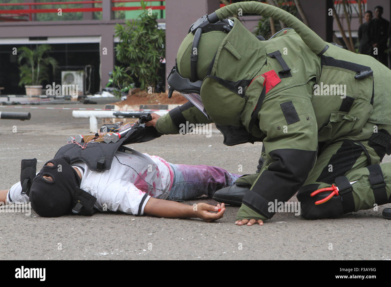 Mitglied der Bomb Squad lähmende Selbstmord Bombardierungen Terrorist und Sprengsätze zu entschärfen, in simulierten Sicherheit im Osten Parkplatz Senayan, Jakarta. Stockfoto