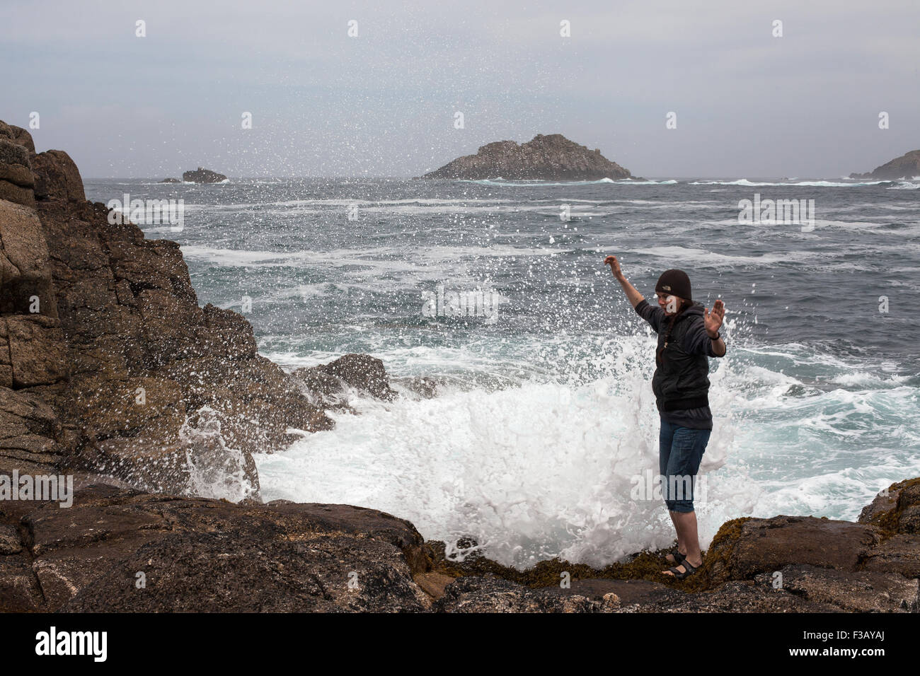 Eine Person, die Wellen, Isles of Scilly zu entkommen Stockfoto