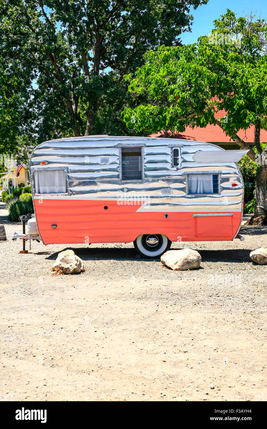 1950er-Jahre Retro-Wohnwagen abgestellt in Los Olivos, einer kleinen Stadt in der Region Santa Maria Valley in Santa Barbara County in Kalifornien Stockfoto
