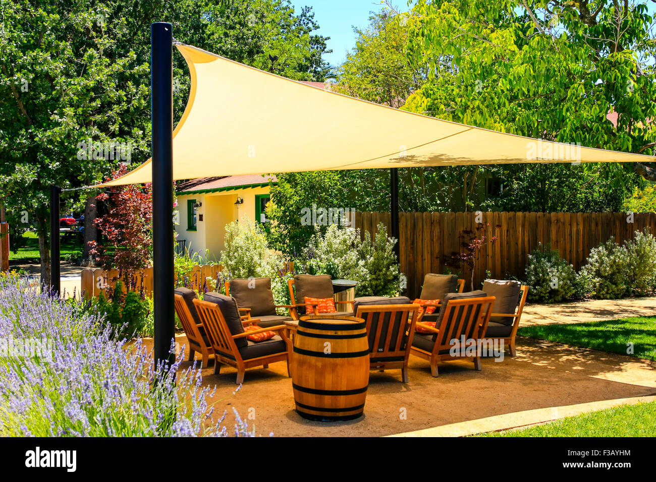 Eine überdachte Garten Terrasse mit Stühlen und Kissen in Kalifornien Stockfoto