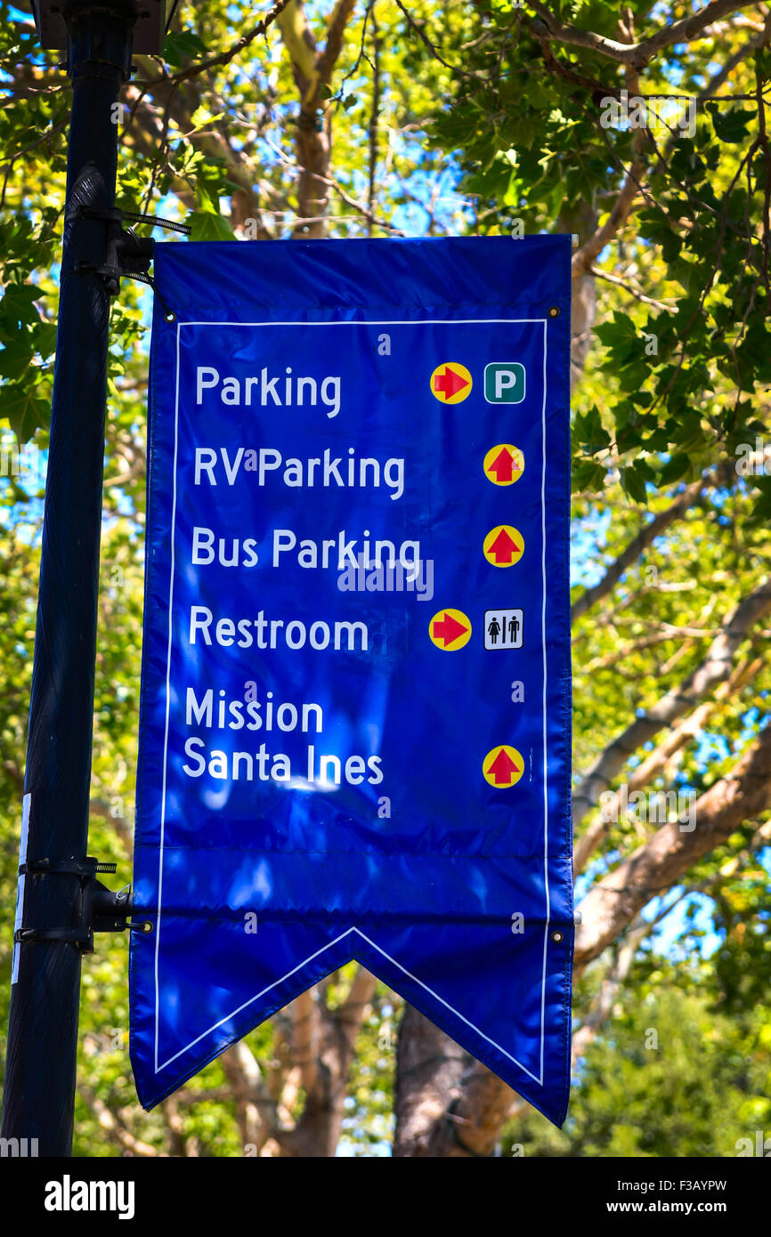 Obenliegende Banner Wegweiser zu öffentlichen Diensten in der Dänisch-Stil Märchen Dorf Solvang in Kalifornien Stockfoto