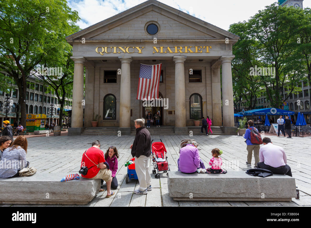 Touristen vor der Quincy Market Gebäude Boston Massachusetts USA sitzen Stockfoto