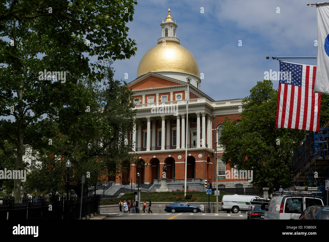 Massachusetts State House in der Innenstadt von Beacon Hill, Boston USA mit dem Amerika stars and stripes Flag entfernt Stockfoto