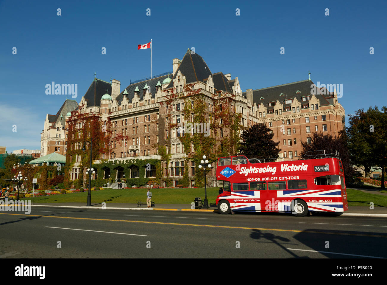 Sightseeing red Double Decker offene Bus getoppt außerhalb des berühmten Empress Hotel in Victoria, Vancouver Island, British Columbia, Kanada Stockfoto