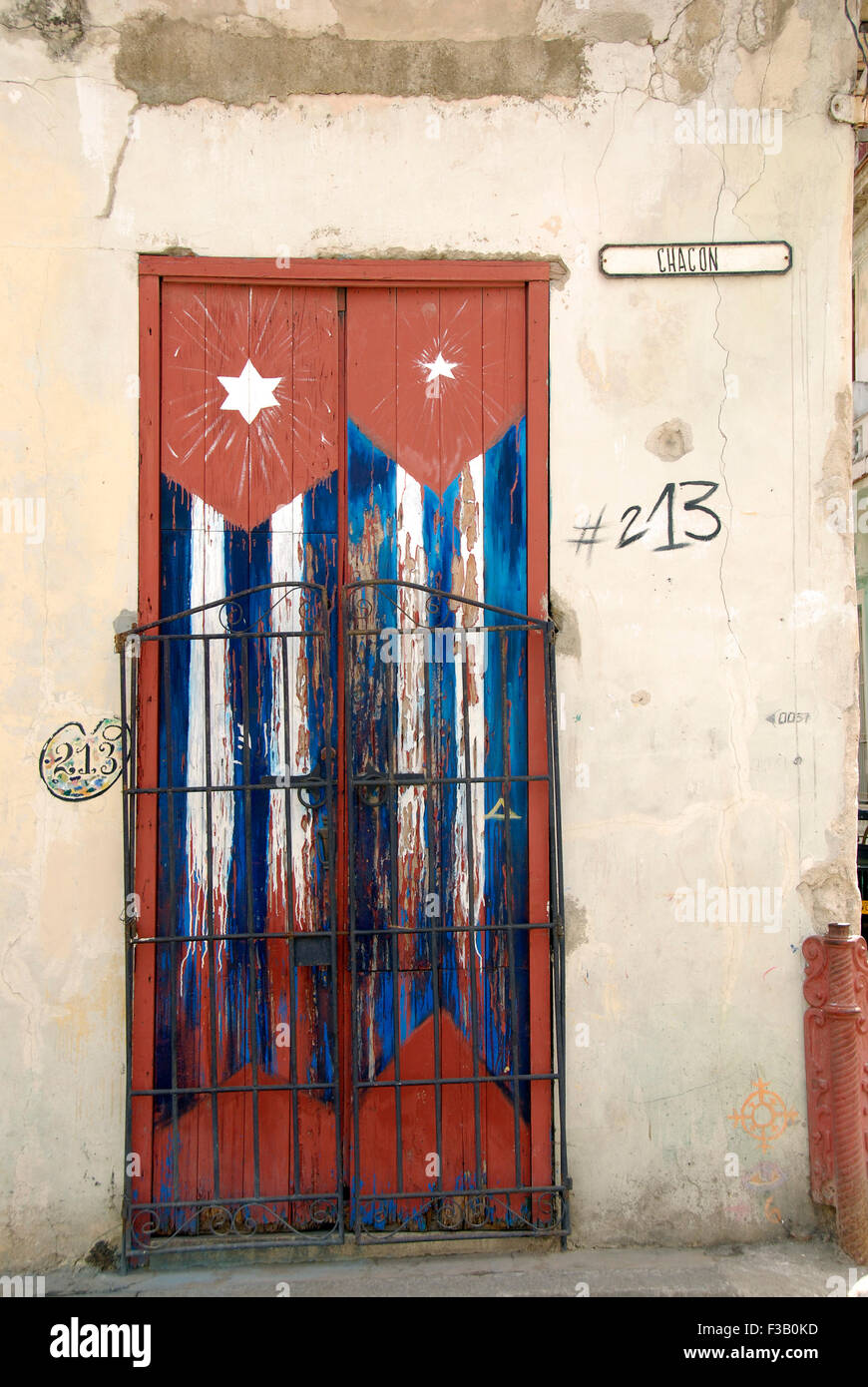 Tür in Havanna mit kubanischen Flagge Stockfoto