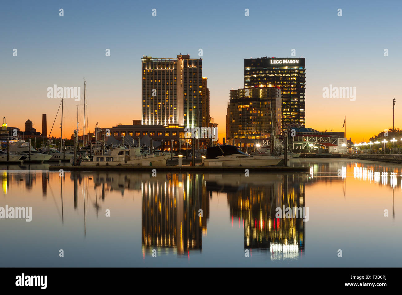 Die Baltimore Harbor East Entwicklung einschließlich Baltimore Marriott Waterfront Hotel und Legg Mason Gebäude in der Morgendämmerung. Stockfoto