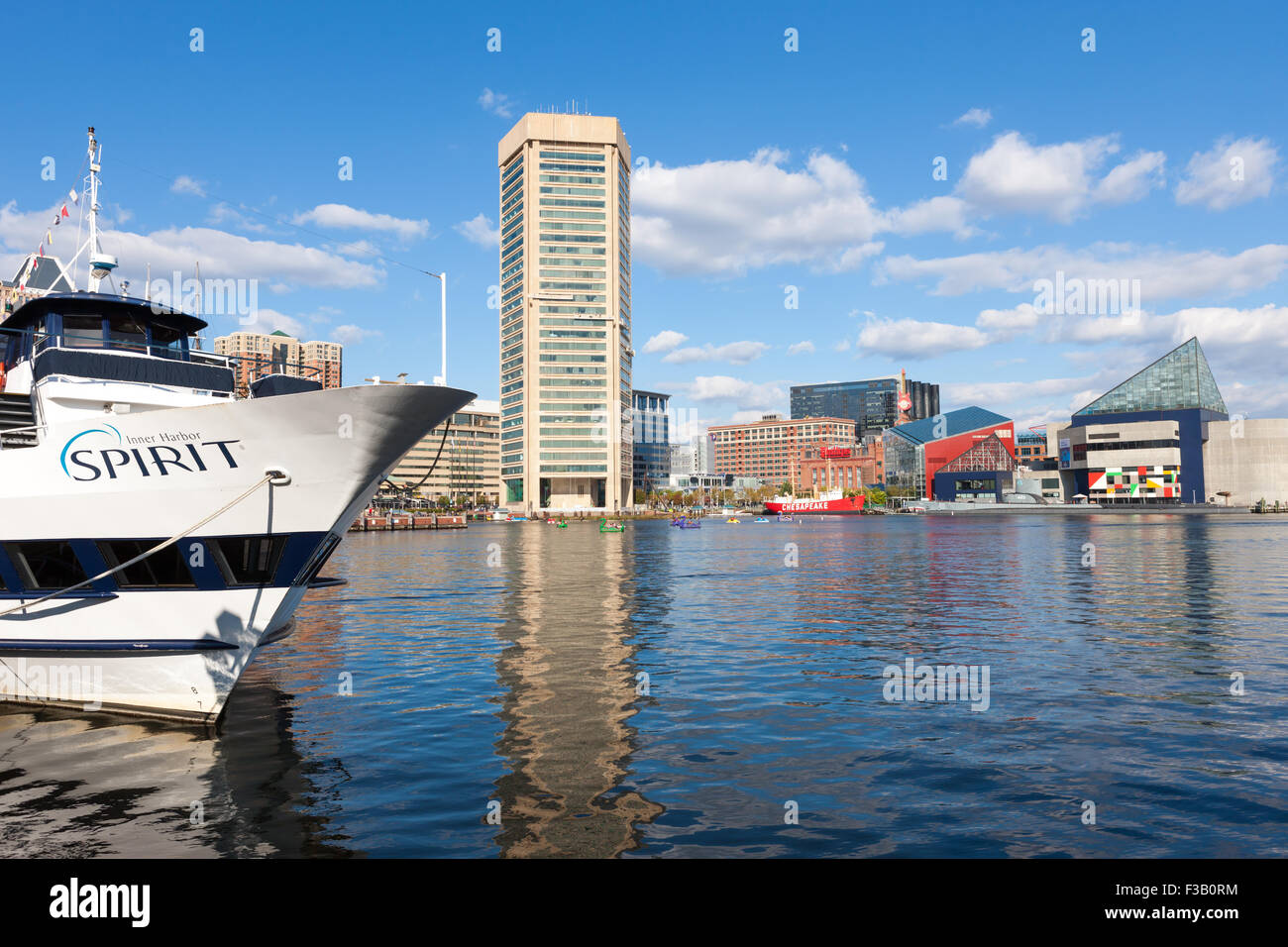 Ein Blick auf einen Spirit Cruises Schiff und Inner Harbor in Baltimore, Maryland. Stockfoto