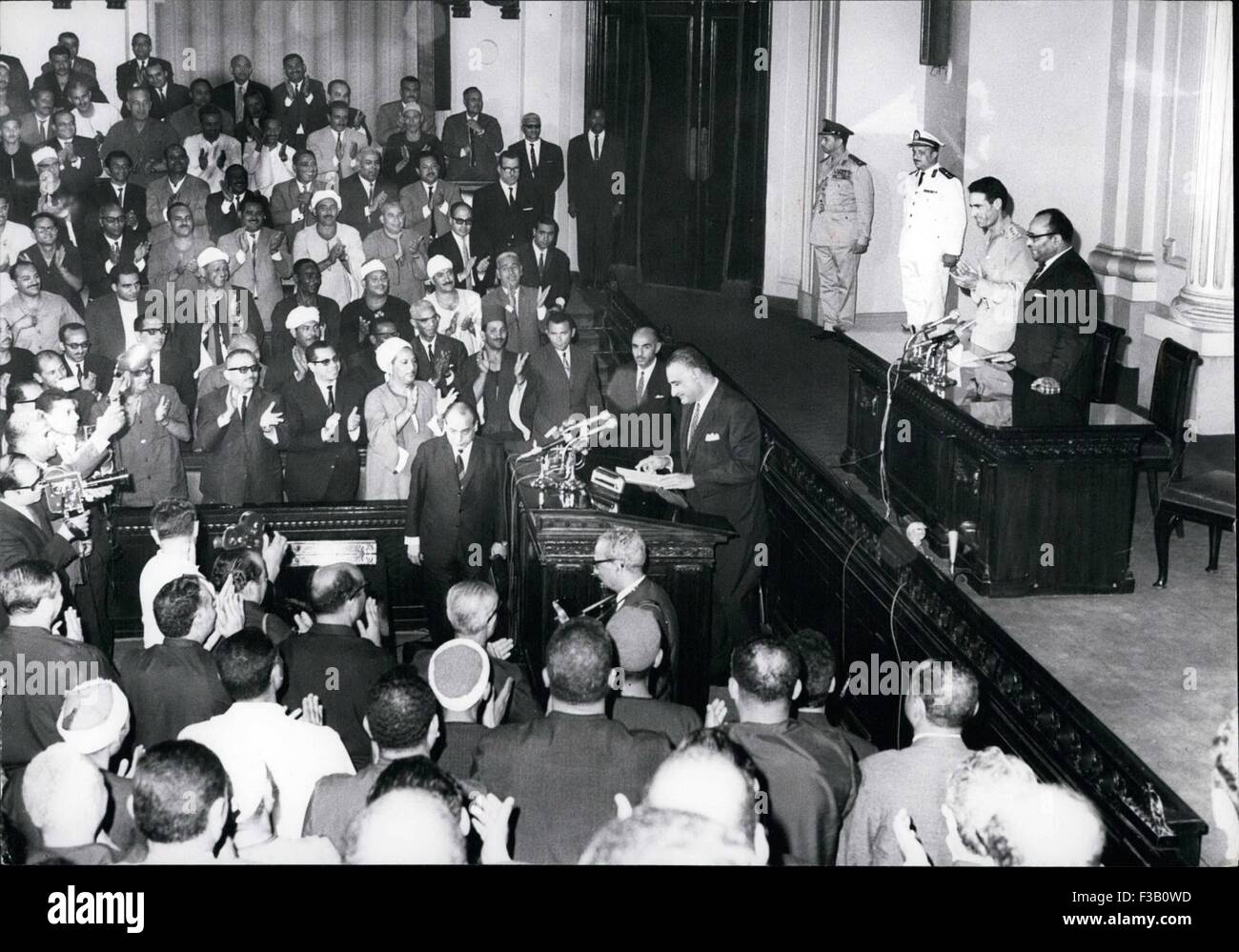 26. Dezember 1979 - Geddafy in der Nationalversammlung UAR: Kairo, Juni 10(Men): während seines Besuchs in Kairo letzte Woche, Oberst Muammer el Geddafy, Vorstandsvorsitzender der Lybian Revolutionären Kommandorats kümmerte sich darum an Adresse UAR Nationalversammlung. Eine Sondersitzung war zu Tag statt, wo Geddafy von Präsident Nasser, begleitet mit Jubel von den Mitgliedern der Versammlung empfangen wurde. Präsident Nasser und Geddafy hielt eine Rede bei der Gelegenheit. Das Foto zeigt Präsident Nasser seine Rede. Das Präsidium ist Präsident Geddafy gesehen und auf der rechten Seite ist Sprecher der Versammlung Dr. Labib Sho Stockfoto