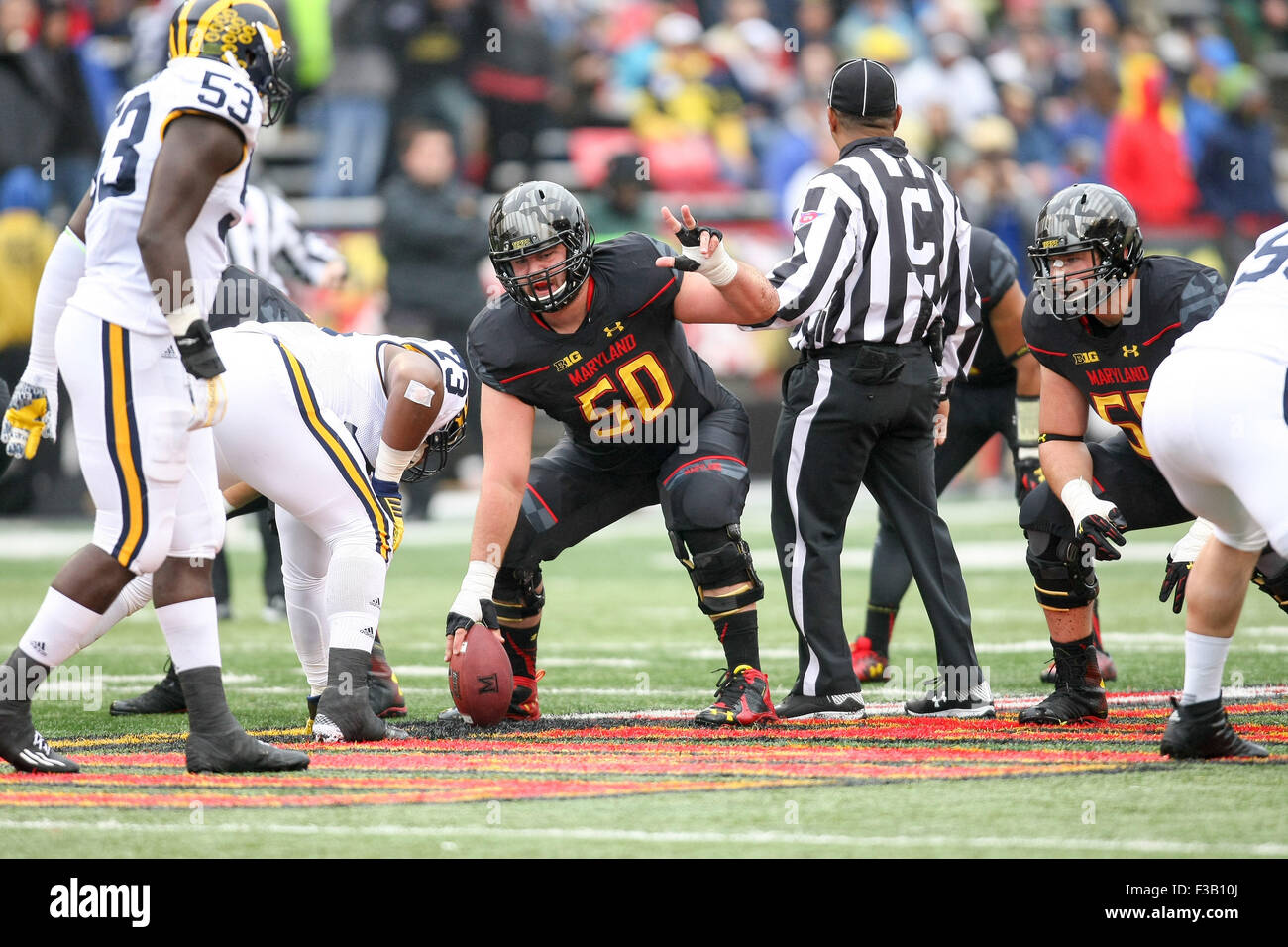 College Park, MD, USA. 3. Oktober 2015. Maryland Terrapins Zentrum Evan Mulrooney #50 bereitet sich auf den Ball in der ersten Hälfte des NCAA Football-Spiel zwischen Maryland Terrapins und Michigan Wolverines Byrd Stadium in College Park MD. snap Kenia Allen/CSM/Alamy Live-Nachrichten Stockfoto