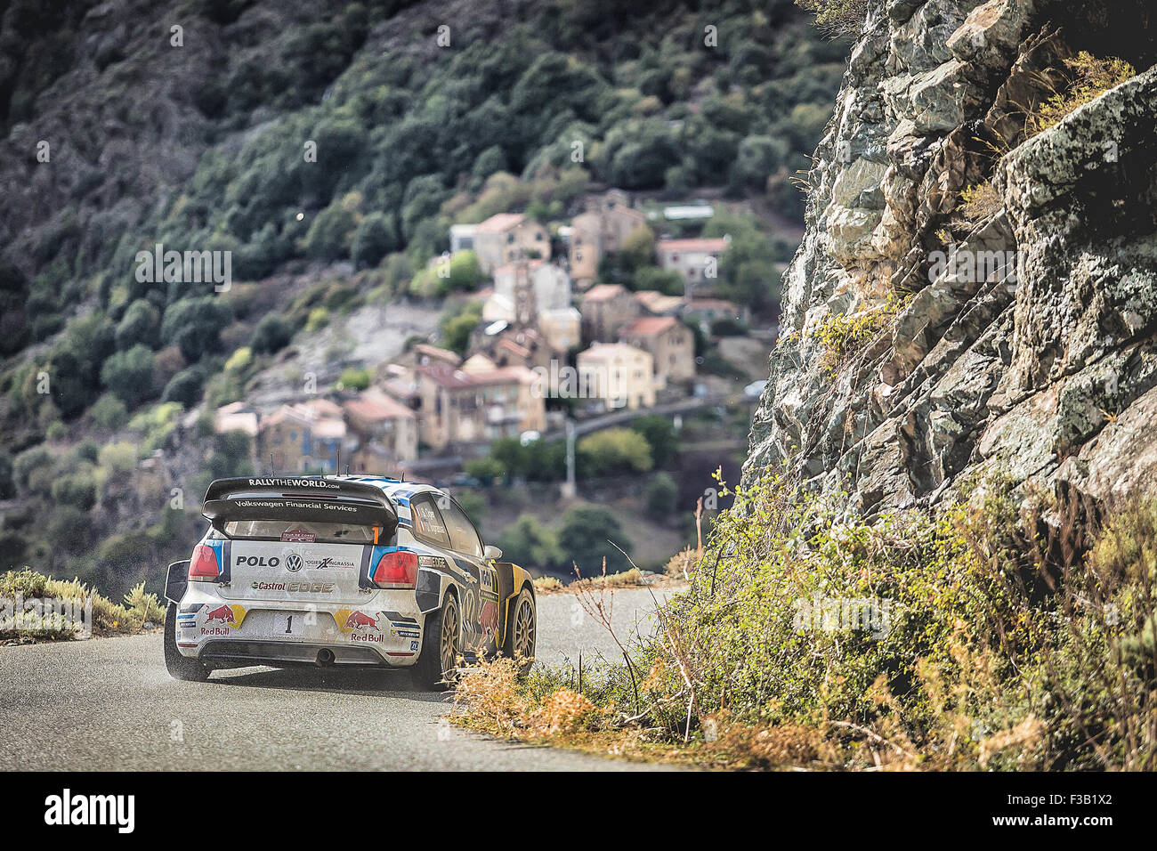 03.10.2015. Francardu, Sermano, Corsica. WRC-Rallye von Korsika, Stufen 4 bis 5. An einem anderen nassen Tag wurde am frühen Morgen Phase abgebrochen. Sebastien Ogier (FR) und Julien Ingrassia (FR) - Volkswagen Polo WRC Stockfoto
