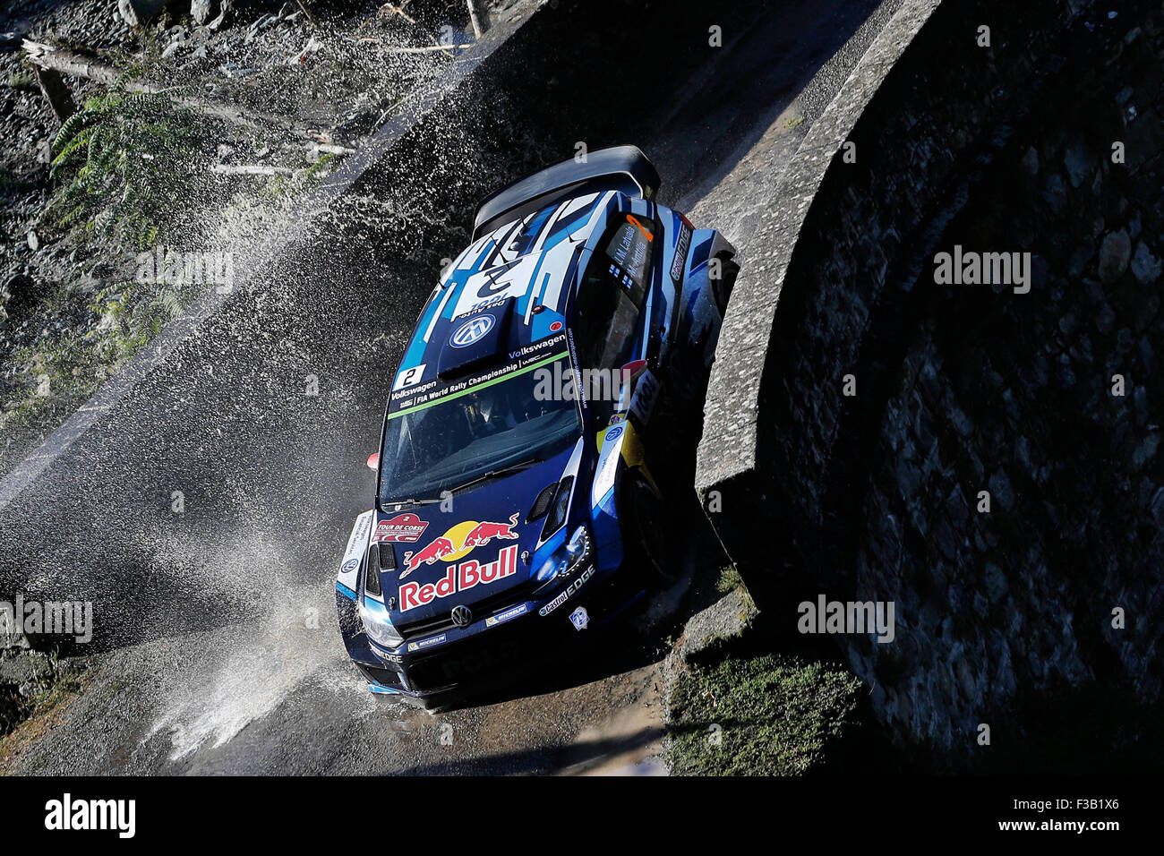 03.10.2015. Francardu, Sermano, Corsica. WRC-Rallye von Korsika, Stufen 4 bis 5. An einem anderen nassen Tag wurde am frühen Morgen Phase abgebrochen. Jari-Matti Latvala (FIN) und Mikka Antilla (FIN) - Volkswagen Polo WRC Stockfoto