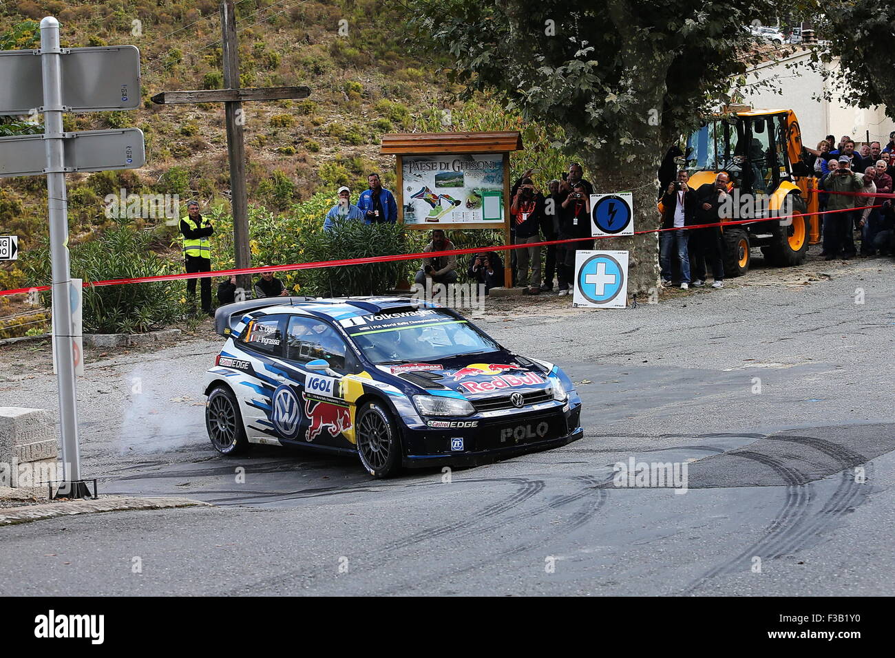 03.10.2015. Francardu, Sermano, Corsica. WRC-Rallye von Korsika, Stufen 4 bis 5. An einem anderen nassen Tag wurde am frühen Morgen Phase abgebrochen. Sébastien Ogier und Julien Ingrassia Volkswagen Polo R WRC Stockfoto