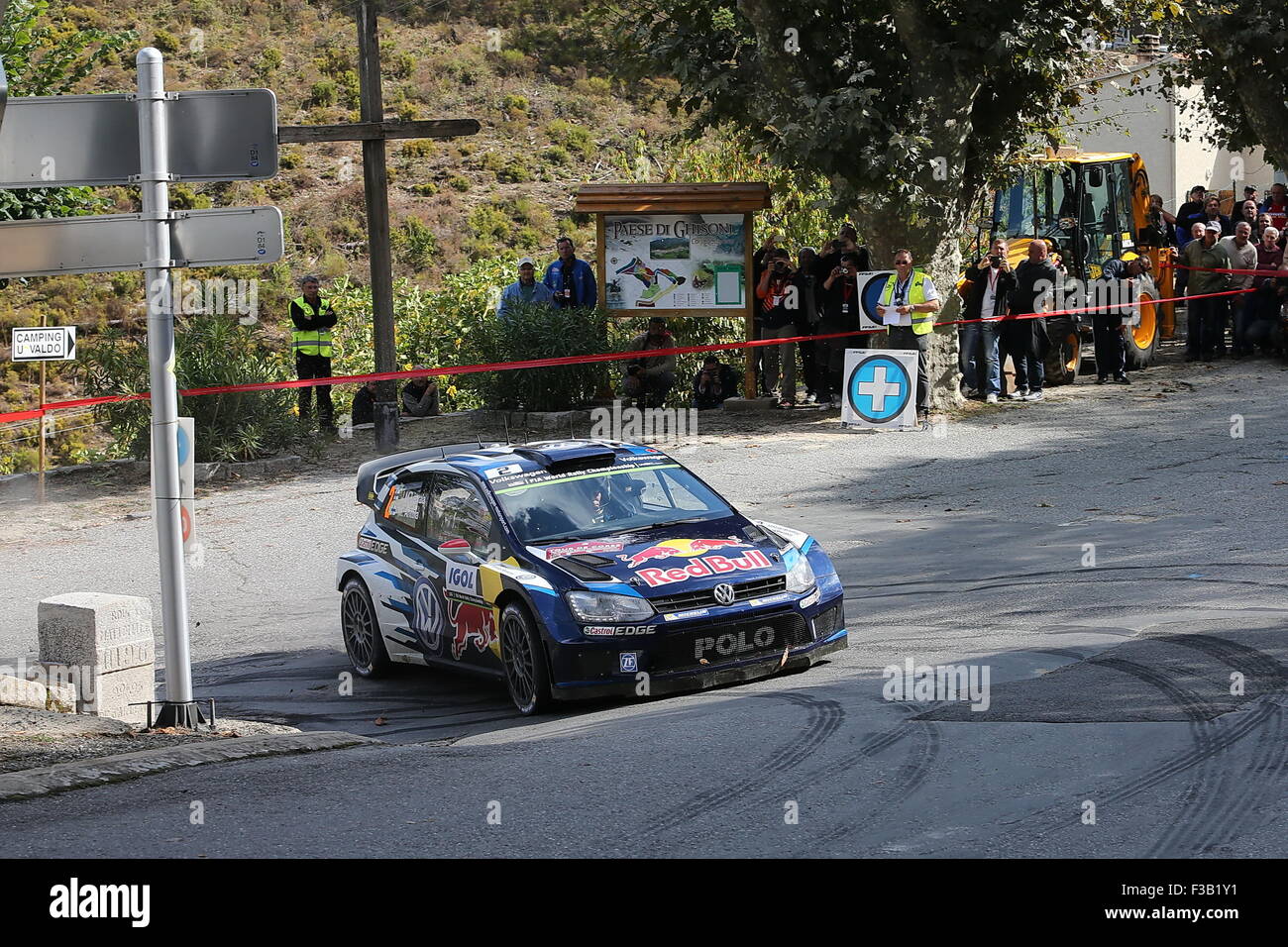 03.10.2015. Francardu, Sermano, Corsica. WRC-Rallye von Korsika, Stufen 4 bis 5. An einem anderen nassen Tag wurde am frühen Morgen Phase abgebrochen. Jari Mati Latvala und Mikka Anttila Volkswagen Polo R WRC Stockfoto
