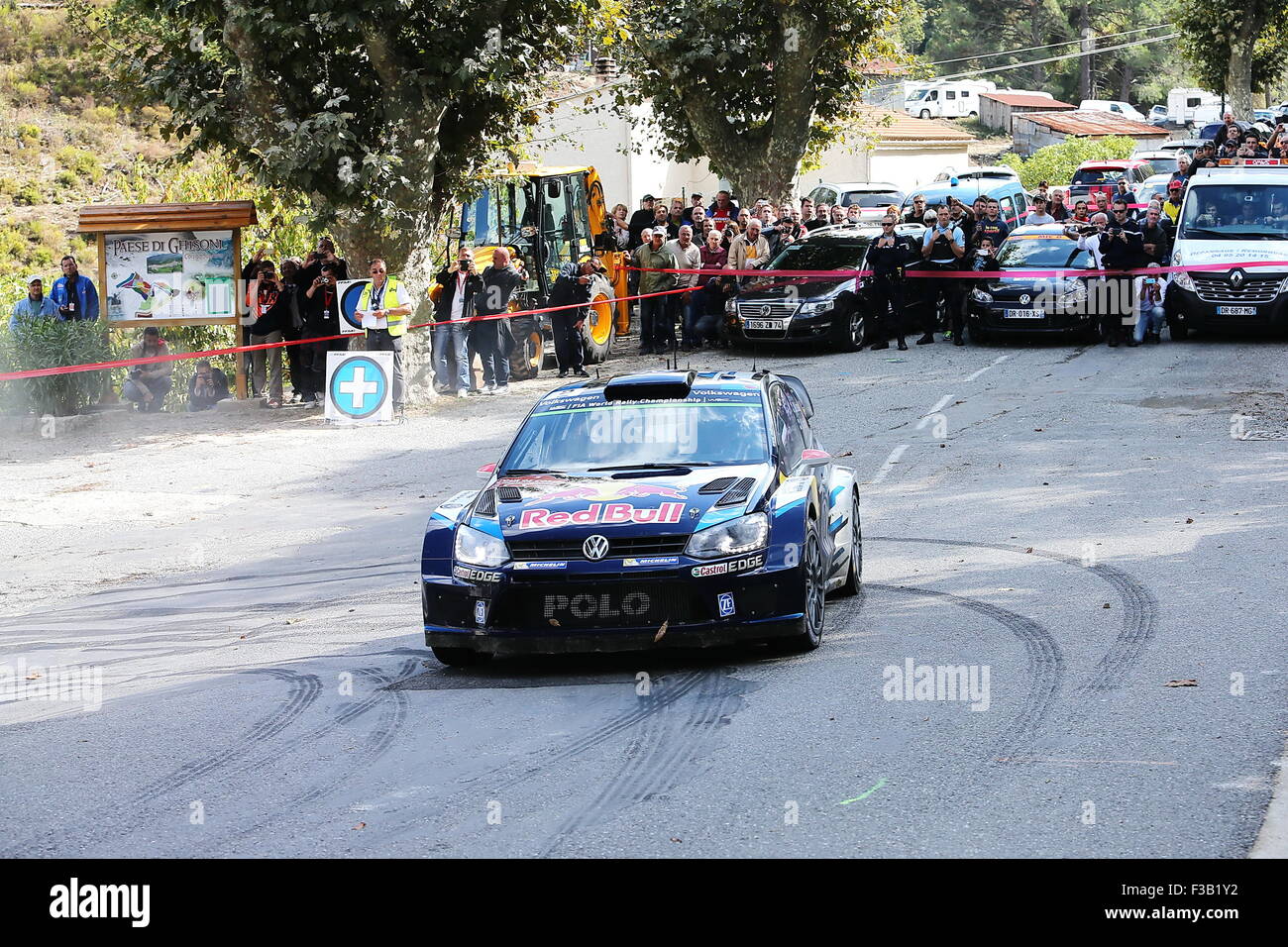 03.10.2015. Francardu, Sermano, Corsica. WRC-Rallye von Korsika, Stufen 4 bis 5. An einem anderen nassen Tag wurde am frühen Morgen Phase abgebrochen. Jari Mati Latvala und Mikka Anttila Volkswagen Polo R WRC Stockfoto