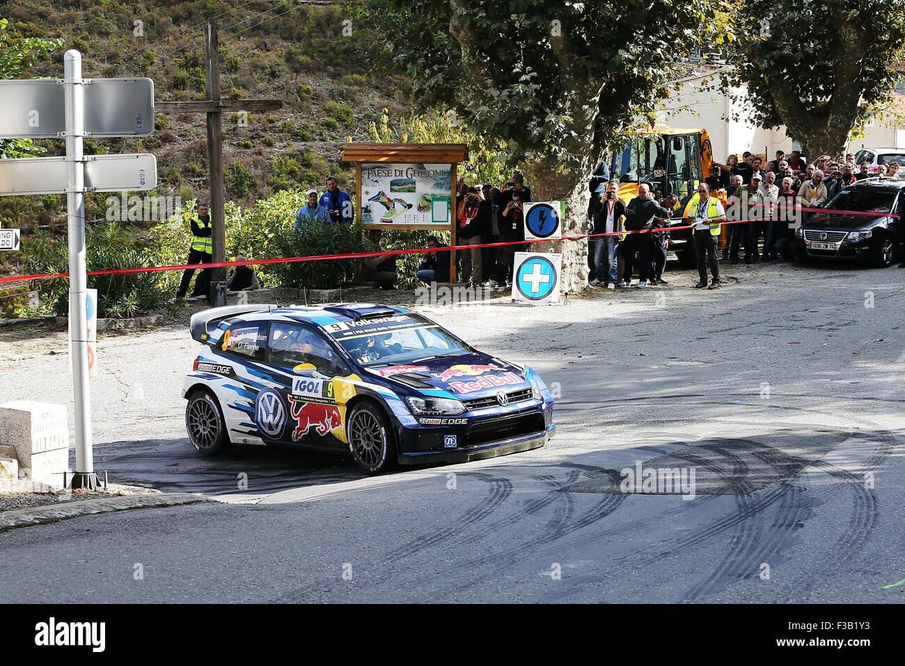 03.10.2015. Francardu, Sermano, Corsica. WRC-Rallye von Korsika, Stufen 4 bis 5. An einem anderen nassen Tag wurde am frühen Morgen Phase abgebrochen. Andreas Mikkelsen und Ola Floene Volkswagen Polo R WRC Stockfoto