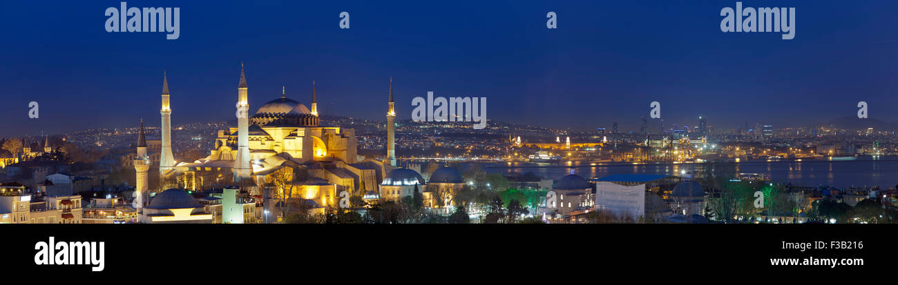 Istanbul-Panorama mit Taxi (Agia Sophia) und den Bosporus gerade. Stockfoto