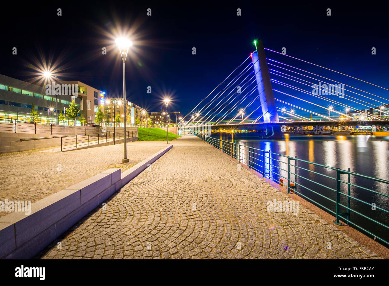 Crusell Bridge bei Nacht über den Ruoholahti Kanal in Helsinki, Finnland. Stockfoto