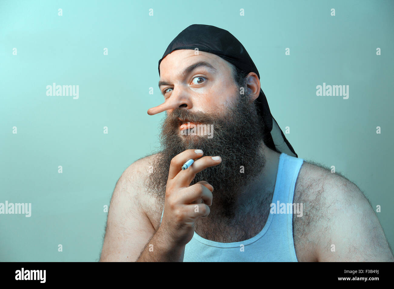 Ein Redneck Rauchen Fragen seine Überzeugungen Stockfoto