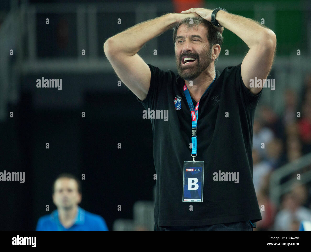 Zagreb, Kroatien. 3. Oktober 2015. Veselin Vujovic, Trainer der kroatischen PPD Zagreb reagiert während der Gruppe ein Spiel der Champions-League der Männer der EHF (European Handball Federation) gegen Spieler der ungarischen MVM Veszprem in Zagreb Arena in Zagreb, Kroatien, 3. Oktober 2015. PPD Zagreb verlor 20-21. © Miso Lisanin/Xinhua/Alamy Live-Nachrichten Stockfoto