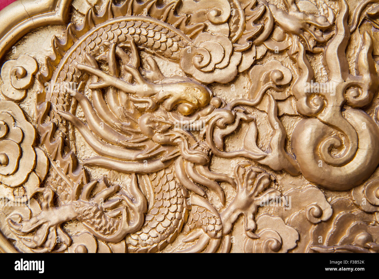 NONTHABURI-THAILAND-Dezember 27: Goldener Drache auf roten Holz Wand, im Tempel Wat-Leng-Noei-Yi2 auf Dece im chinesischen Stil dekoriert Stockfoto