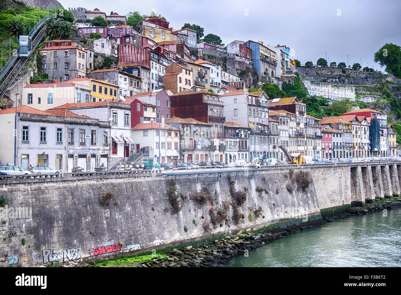 Ufer des Flusses Douro Stockfoto