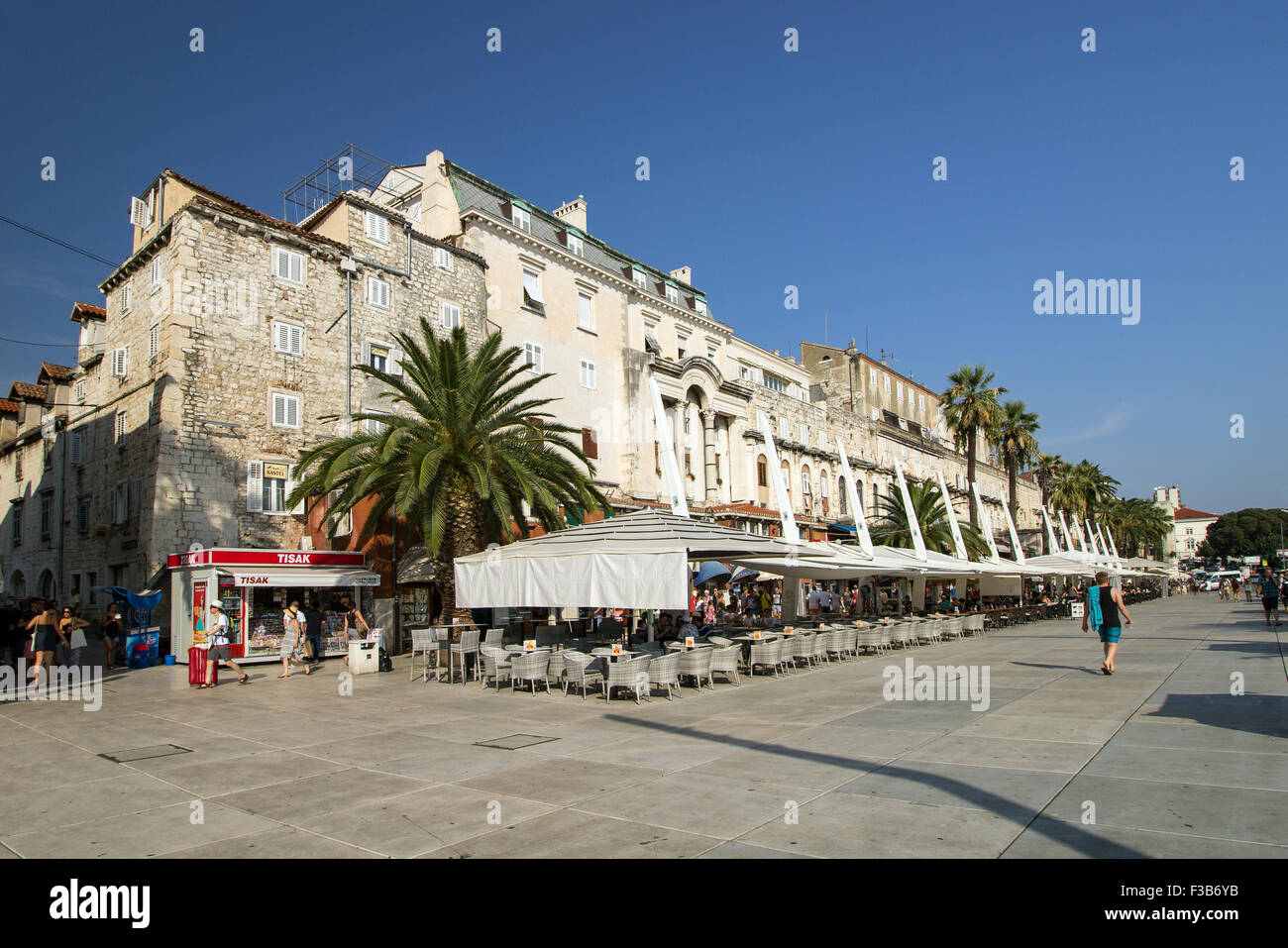 Restaurants an der ruhigen Riva Promenade in der Altstadt in Split, Kroatien. Stockfoto