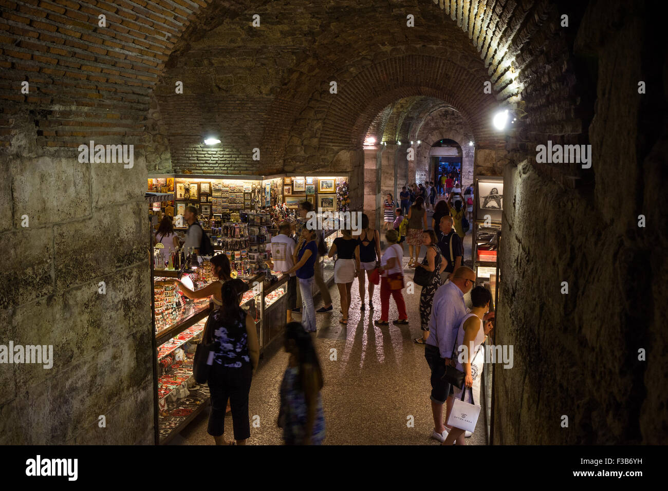 Schwach beleuchteten unterirdischen Souvenir Stall Komplex an der Diokletianpalast in Split, Kroatien. Stockfoto