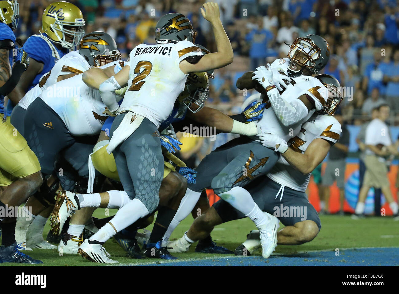 Pasadena, CA. 3. Oktober 2015. Arizona State Sun Devils Runningback Kalen Ballage #9 in die Endzone nach fast 15 Yards zum Touchdown, das Spiel im Spiel zwischen der ASU Sun Devils und die UCLA Bruins und der Rose Bowl in Pasadena, CA. Fotograf versiegeln gedrängt gezogen wird: Peter Joneleit für Cal Sport Media/Alamy Live News Stockfoto