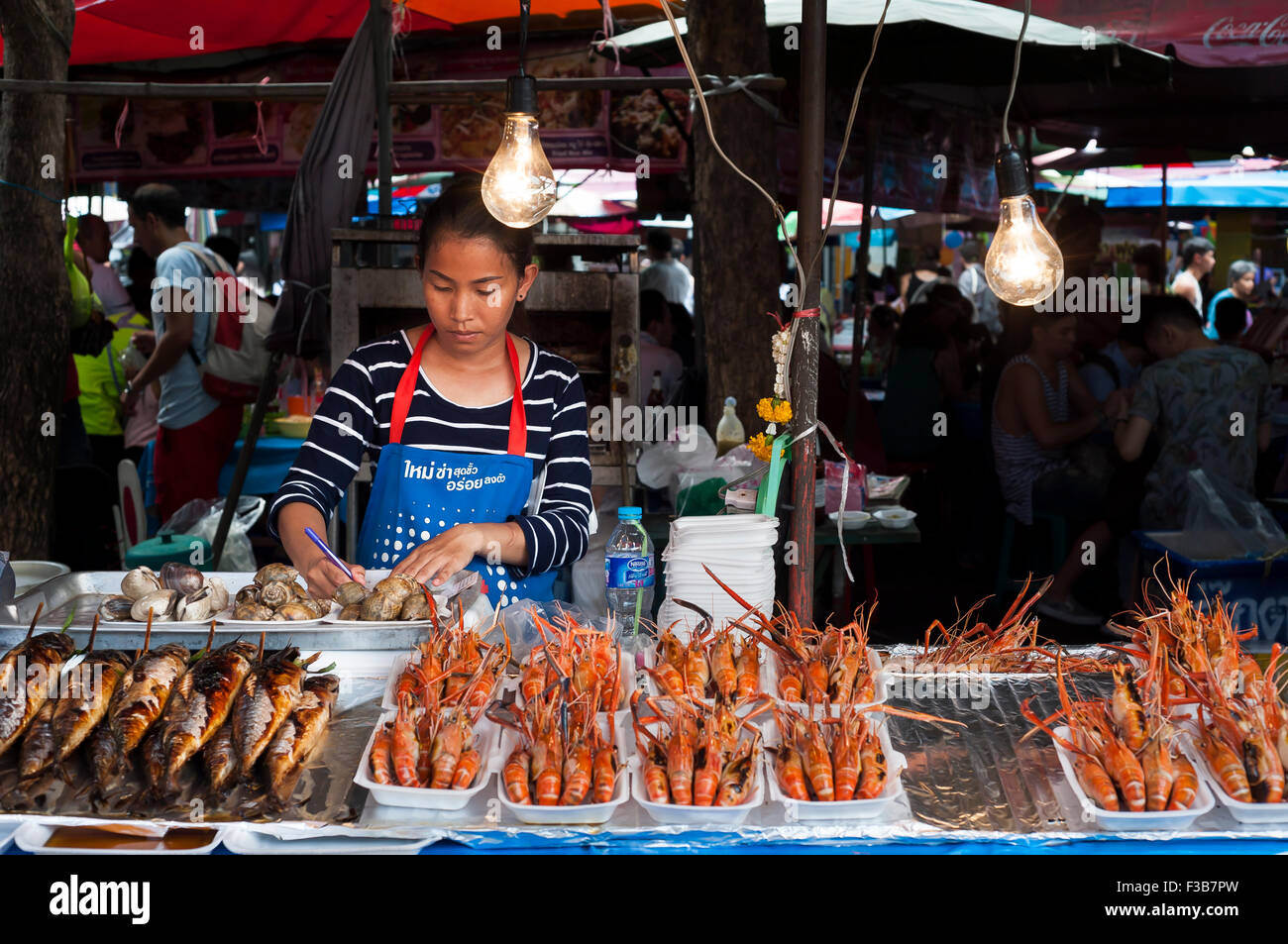 Meeresfrüchte im Chatuchak Weekend Market Stall, Bangkok Stockfoto
