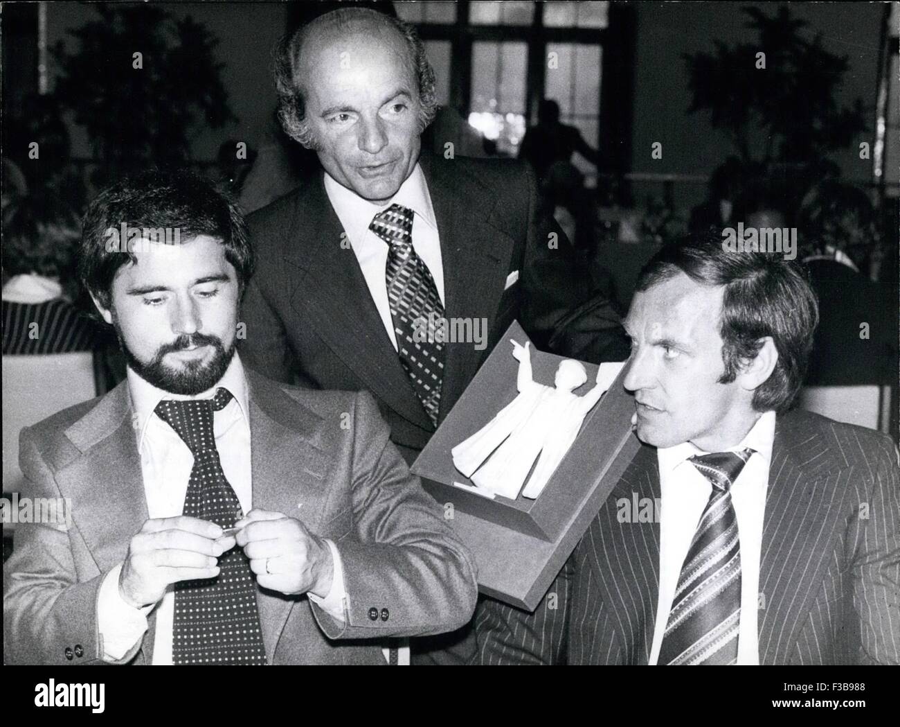 9. Januar 1974 - '' FC Bayern Munchen'' für den dritten Mal Sieger der Fußball-Europa-Cup: am 12. Mai 1976 gewann der berühmten deutschen Fußballverein '' Bayern Munchen'' - für die Thirdtime - die Europa-Cu [, wenn er die französische Mannschaft St. Etinne 1 schlagen: o. Denn am frühen Morgen nach dem Spiel von Glasgow nach München zurück, konnte das Team von Behörden und Fans erst am letzten Samstag geehrt werden als '' Bayern'' ein Spiel im Münchner Olympiastadion hatte. Weiterleiten Sie Foto zeigt während der offiziellen Rezeption in das Münchner Rathaus, Gerd Müller, auf der Suche, eine Münze bekam er so präsent, '' Bayern'' - Trainer Stockfoto