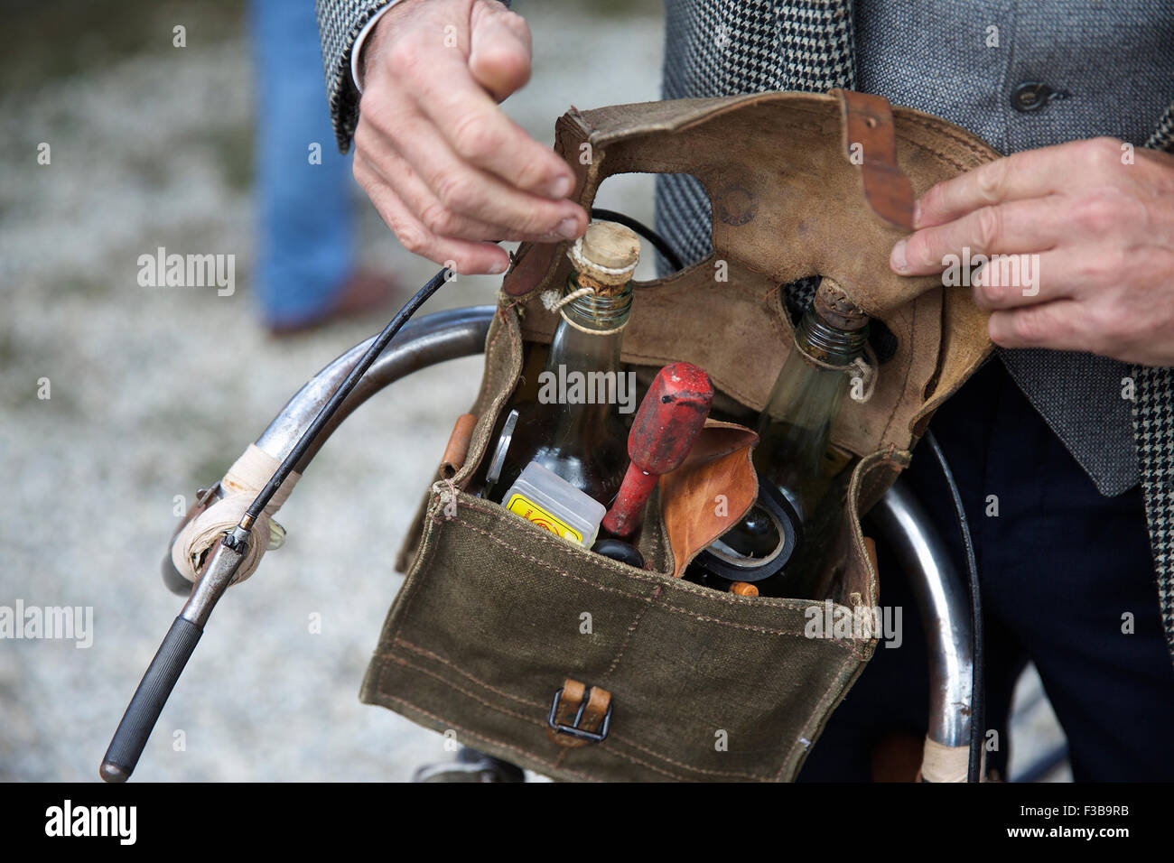 Toskana, Italien. 3. Oktober 2015. Ein schicker Fahrrad ordnet seine  Werkzeugtasche auf dem "Eroica (heroisch)" Oldtimer Motorrad Markt in  Gaiole in Chianti Toskana, Italien, am 3. Oktober 2015. Ein Vintage  Bike-Markt fand