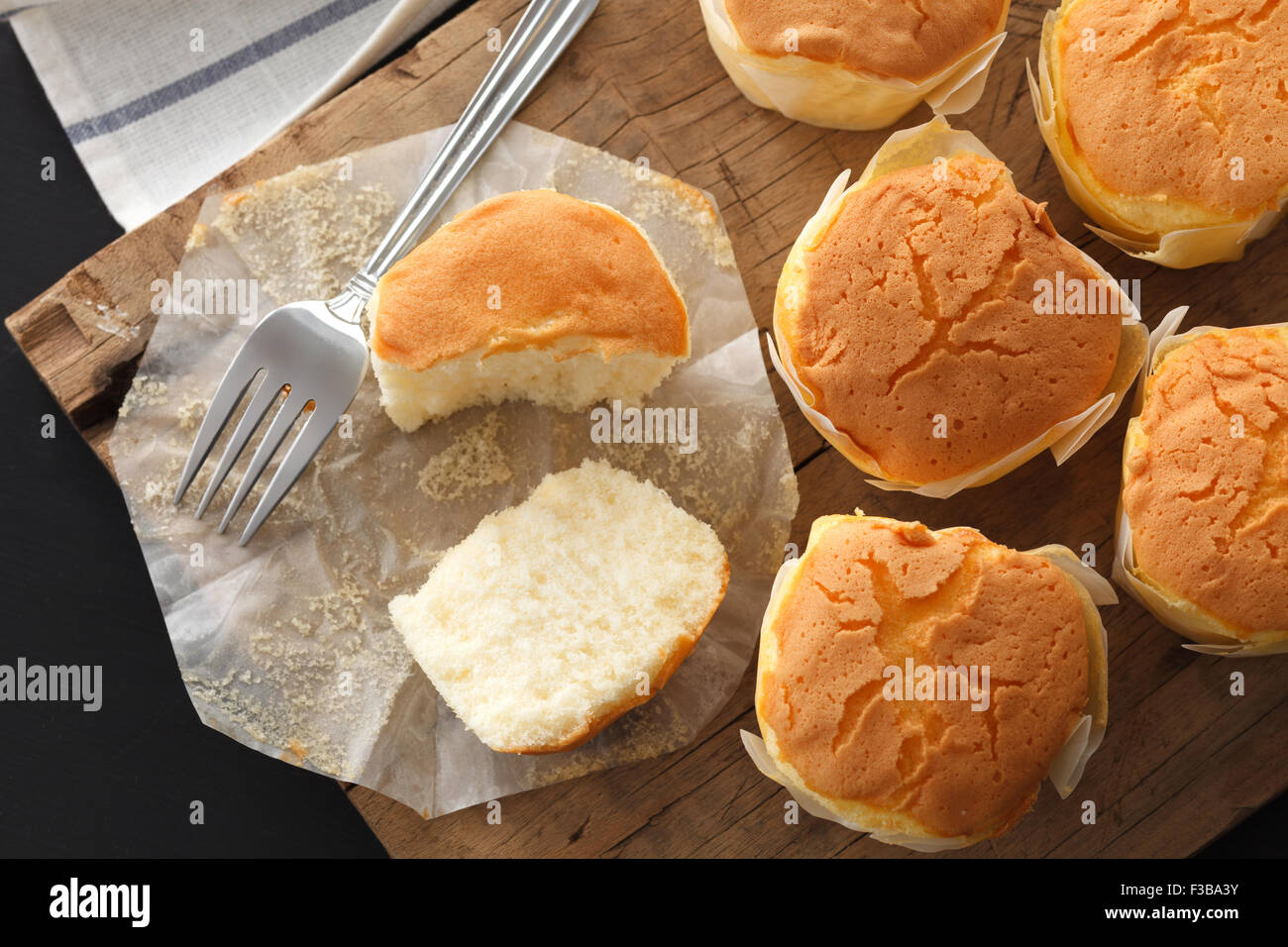 Honig Weichkäse Kuchen süßes Gebäck Dessert leckere Bäckerei rustikale Stillleben Closeup leckere rustikale Hintergrund Stockfoto