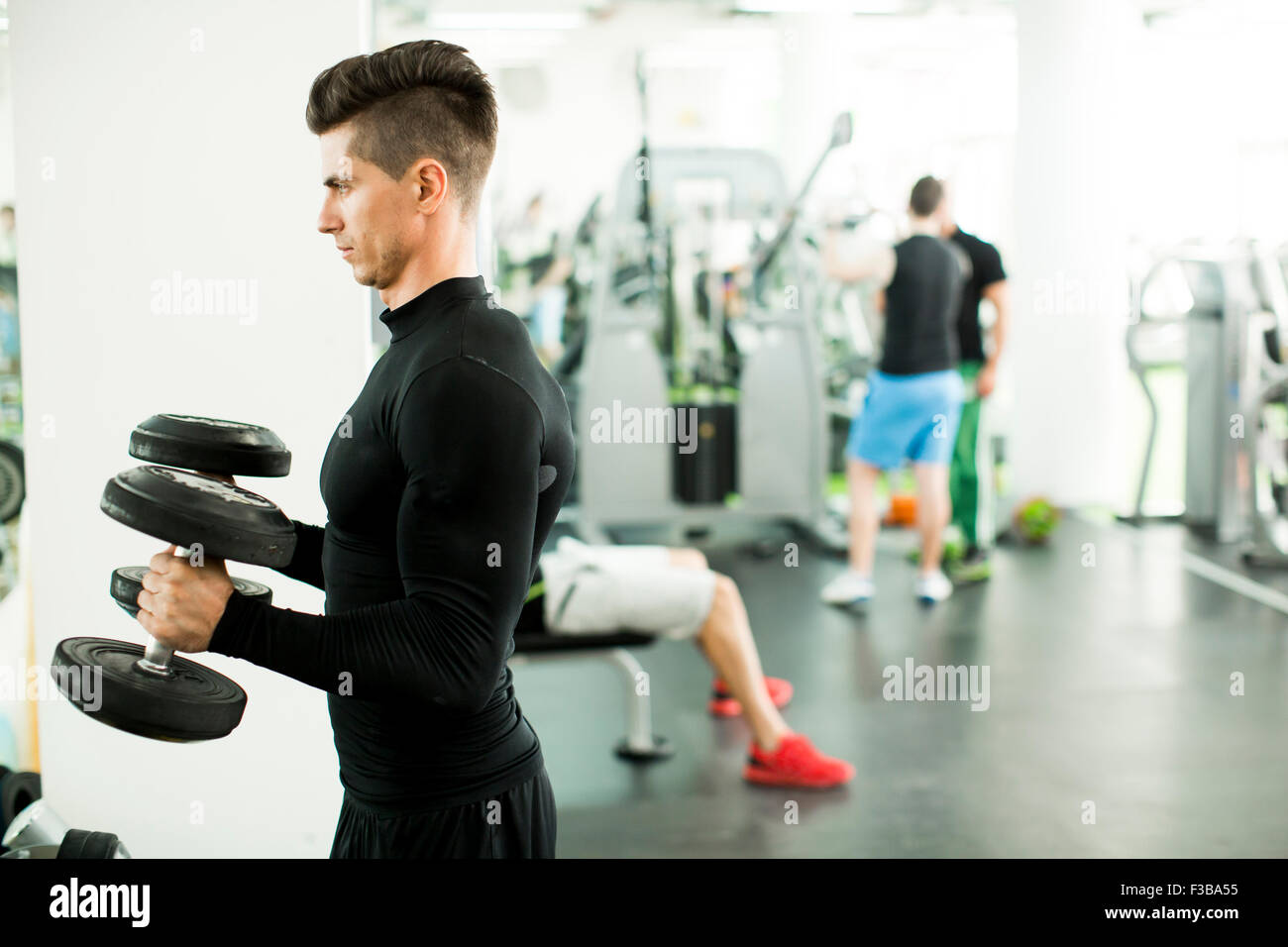 Junger Mann Training in der Turnhalle Stockfoto