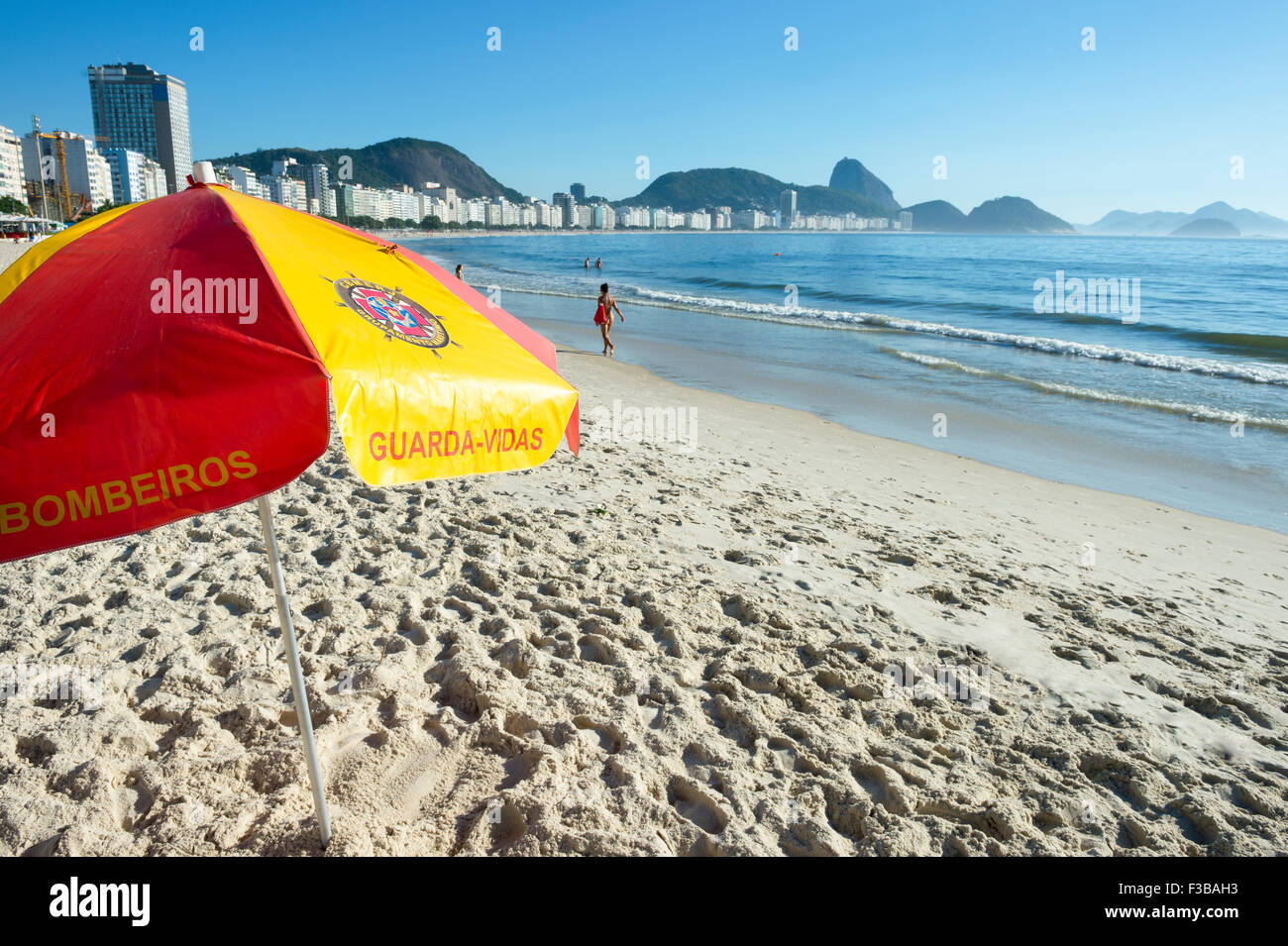 RIO DE JANEIRO, Brasilien - 3. Februar 2013: Rot und gelb Rettungsschwimmer Guarda-Vidas Regenschirm Rahmen Copacabana Strand. Stockfoto
