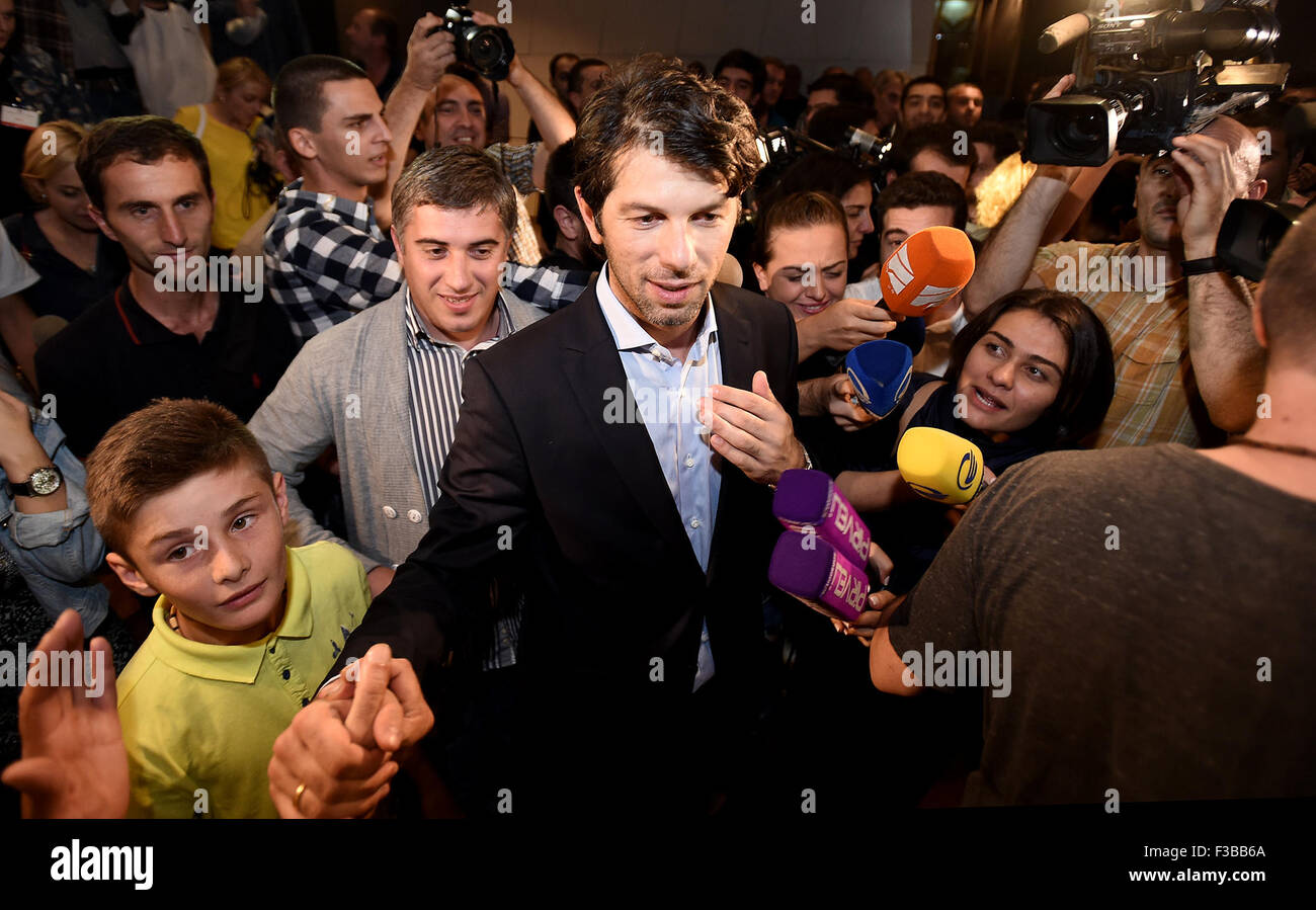 Tiflis (Tbilissi), Georgien. 4. Oktober 2015. Georgische ehemaliger Fußballspieler, die Levan Kobiashvili (C) als Präsident der georgischen Fußballverband nach einem alle Nacht intensiven Wettbewerb in Tiflis, Georgien, 4. Oktober 2015 bestellt ist. © Lasha Kuprashvili/Xinhua/Alamy Live-Nachrichten Stockfoto