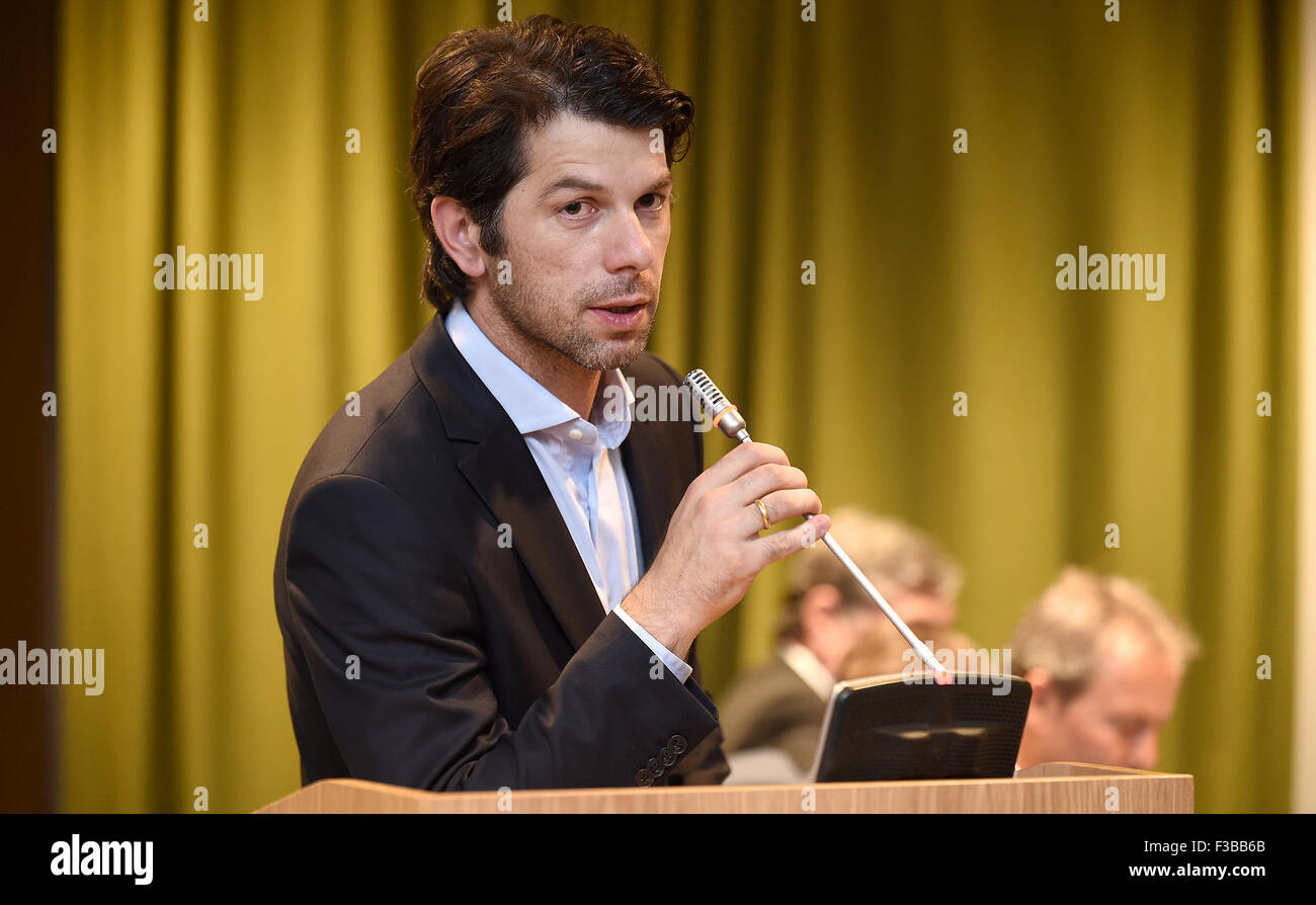 Tiflis (Tbilissi), Georgien. 4. Oktober 2015. Georgische ehemaliger Fußballspieler, Levan Kobiashvili als Präsident des georgischen Fußballverband nach einem alle Nacht intensiven Wettbewerb in Tiflis, Georgien, 4. Oktober 2015 bestellt ist. © Lasha Kuprashvili/Xinhua/Alamy Live-Nachrichten Stockfoto