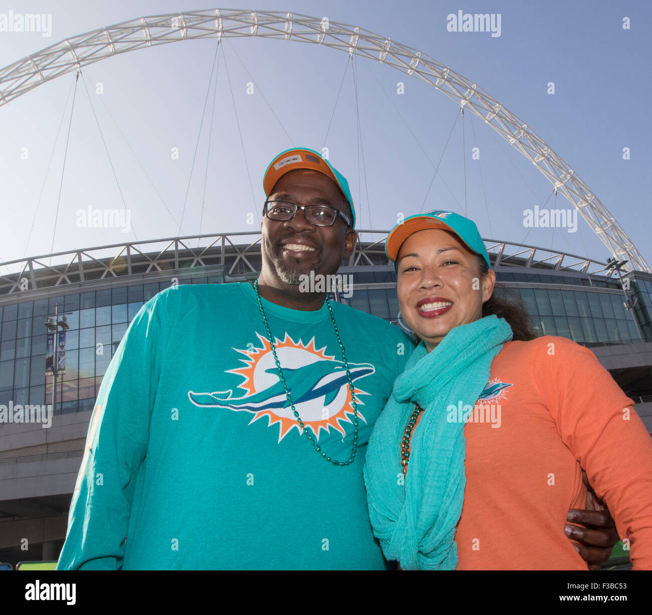 Wembley-Stadion. 4. Oktober 2015. London, England. NFL International Series. Miami Dolphins gegen die New York Jets. Miami-Delphin-Fans vor dem Wembley Bogen vor dem Spiel. Bildnachweis: Aktion Plus Sport/Alamy Live-Nachrichten Stockfoto