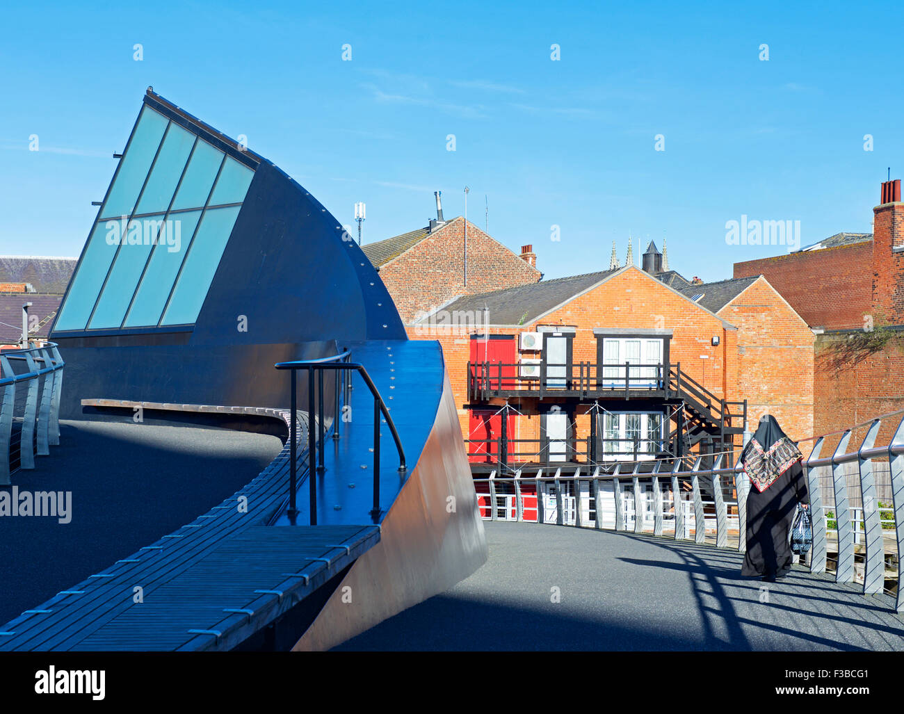 Frau zu Fuß über die Skala Lane Brücke, Kingston upon Hull, East Riding of Yorkshire, England UK Stockfoto