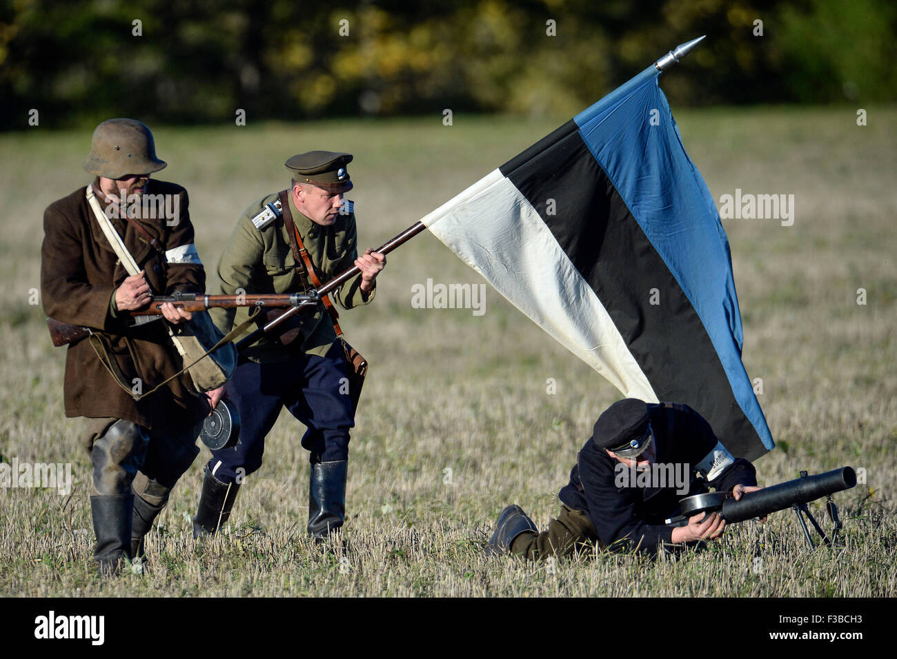 Sinimae, Estland. 3. Oktober 2015. Reenactors aus Russland, Lettland, Weißrussland, Estland und Finnland führen in Rekonstruktion der Schlacht der estnischen Unabhängigkeit-Krieg im Jahre 1918 als live Geschichtsstunde für Kinder und Erwachsene, die Interesse an Geschichte, Sinimae Military Museum, Estonia, am 3. Oktober 2015. In der Geschichte hatte einmal Estland besetzt und von Preußen, Dänemark, Schweden, Polen, Deutschland und Russland regiert wurde. Estland erklärte Unabhängigkeit am 24. Februar 1918 Credit: Sergei Stepanov/Xinhua/Alamy Live News Stockfoto