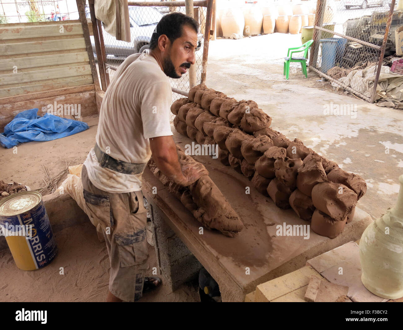 Bagdad, Irak. 4. Oktober 2015. Abu Ibrahim macht Keramik Gläser in seiner Werkstatt in Kadhimiya, Irak, am 4. Oktober 2015. Abu Ibrahim erhalten professionelle Aufklärung der Ton Industrie in seiner Kindheit von seinem Vater und Großvater. Da dieses traditionelle Handwerk seit den frühen 1970er Jahren im Irak selten gewordenen, Abu Ibrahim noch hält es und produziert Töpfereien. © Khalil Dawood/Xinhua/Alamy Live-Nachrichten Stockfoto