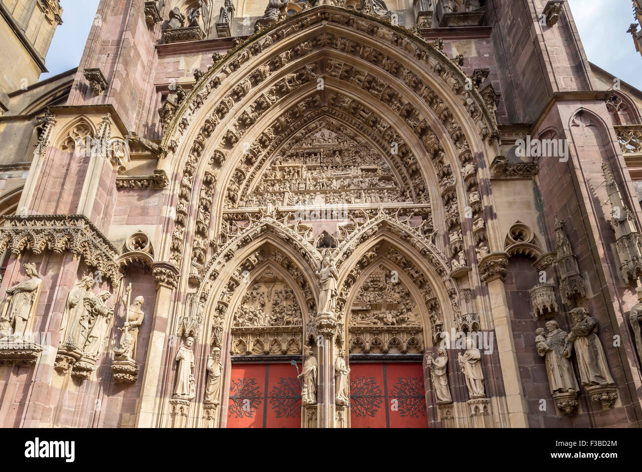 Tympanon in La Collégiale Saint-Thiébaut in Riquewihr, Elsass, Frankreich. Stockfoto