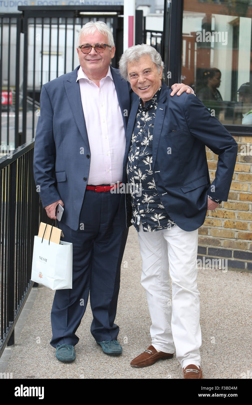 Christopher Biggins und Lionel Blair außerhalb ITV Studios mit: Christopher Biggins, Lionel Blair wo: London, Vereinigtes Königreich bei: 3. August 2015 Stockfoto