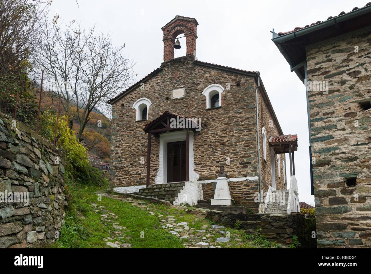 Traditionelle Steinkirche in Skotina Dorf in der Nähe von Olymp in Griechenland Stockfoto